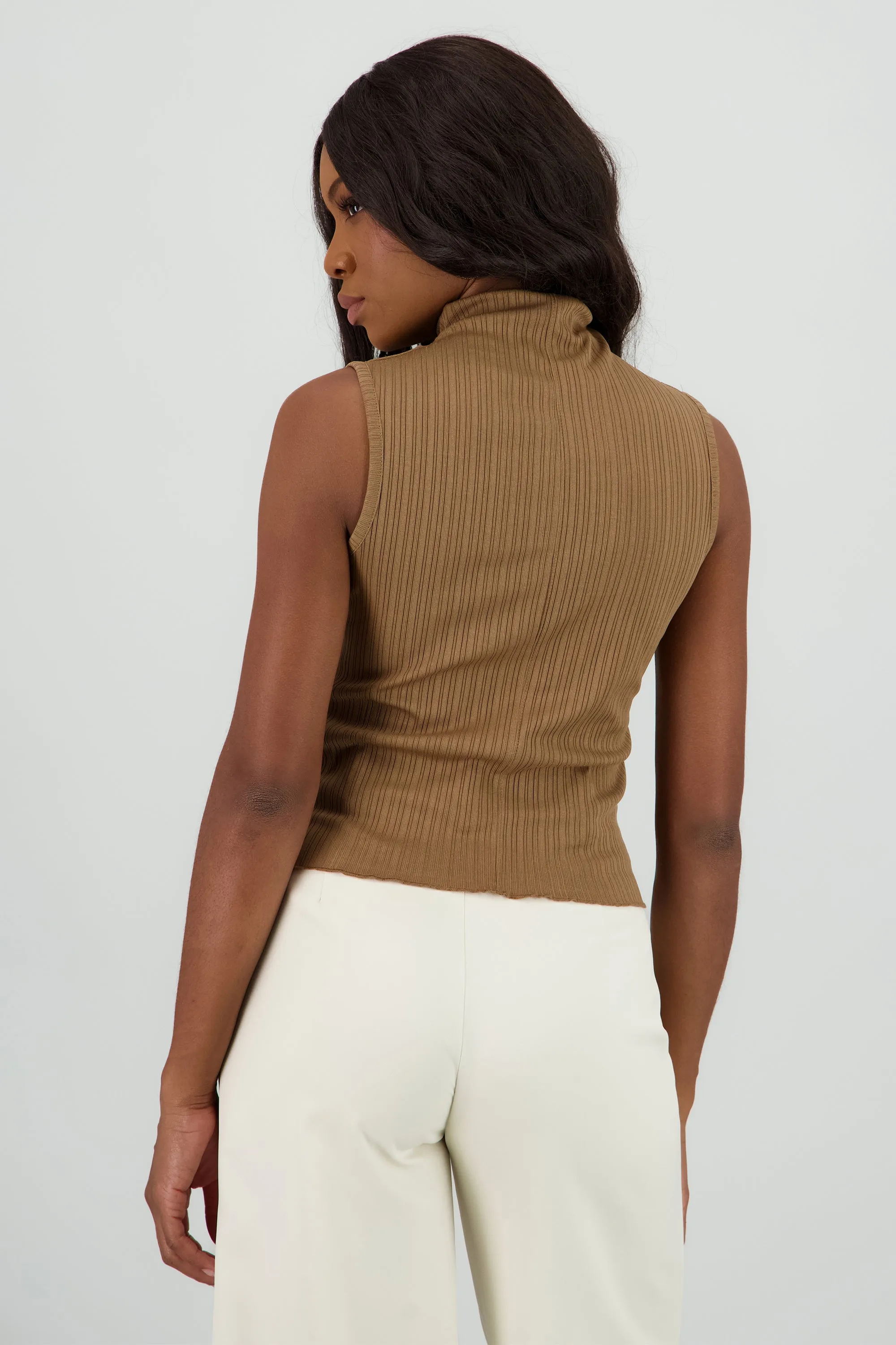 Top sin mangas cuello alto textura sold by Shasa product image thumbnail 4