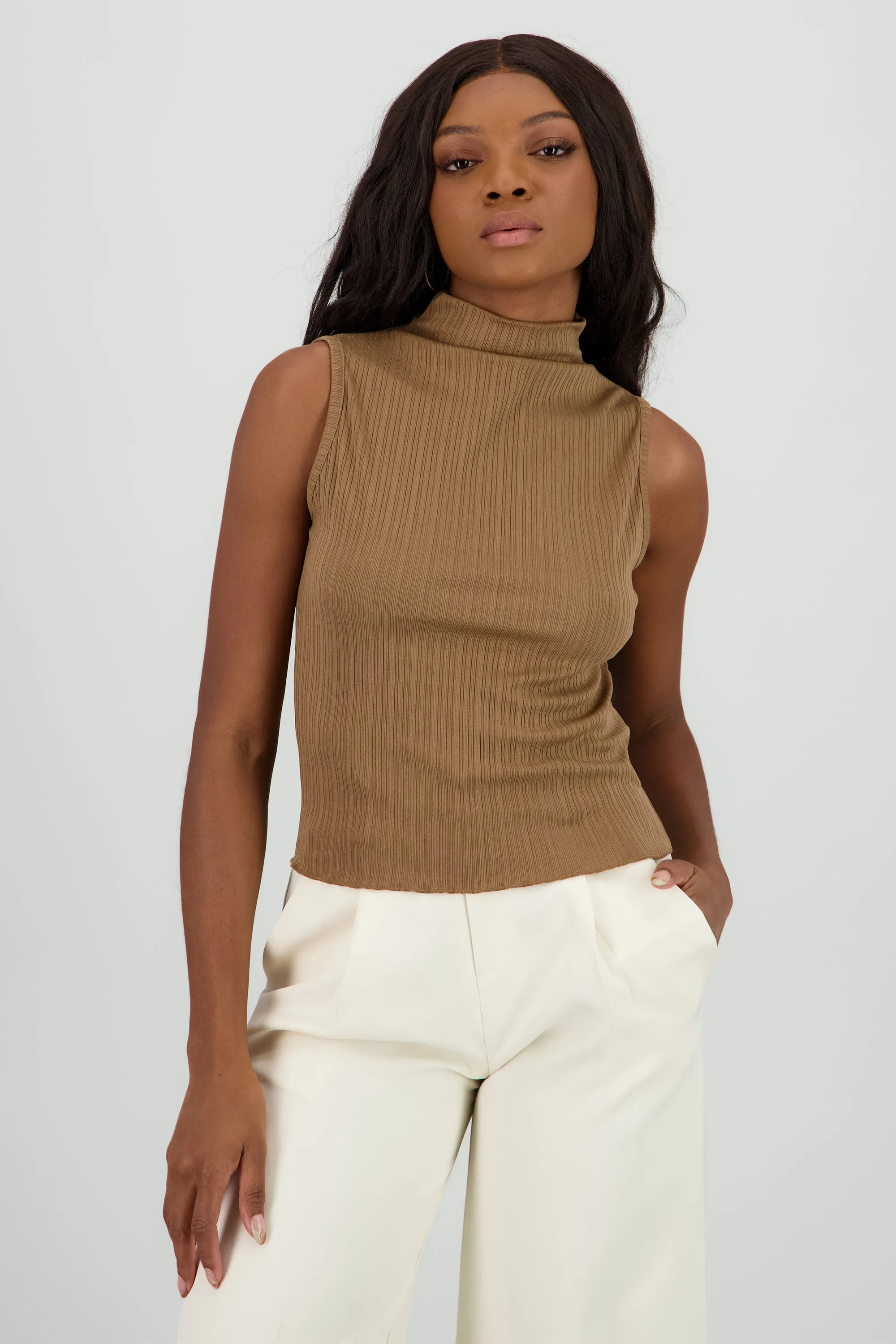 Top sin mangas cuello alto textura sold by Shasa