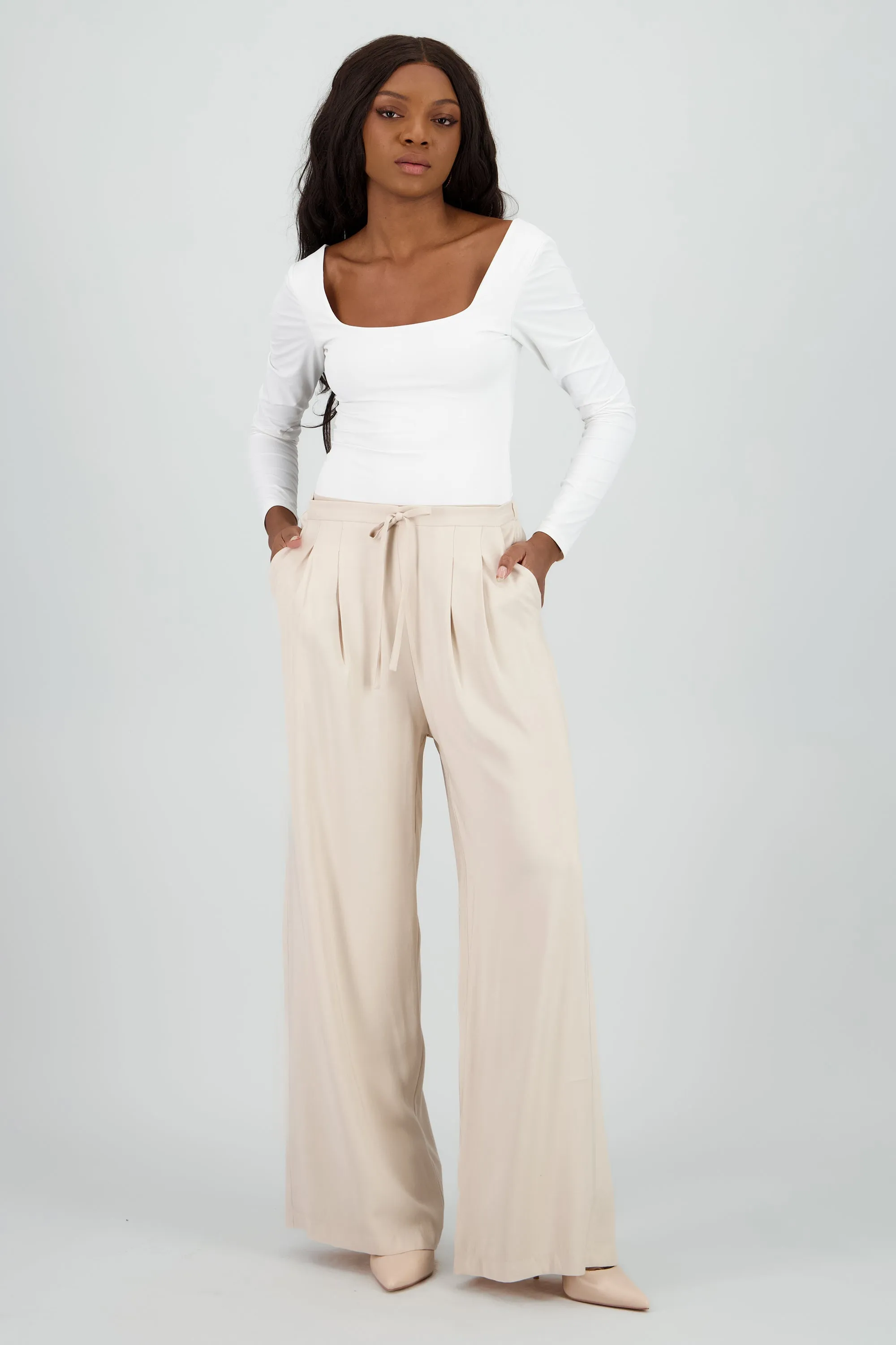 Pantalon liso pinzas sold by Shasa