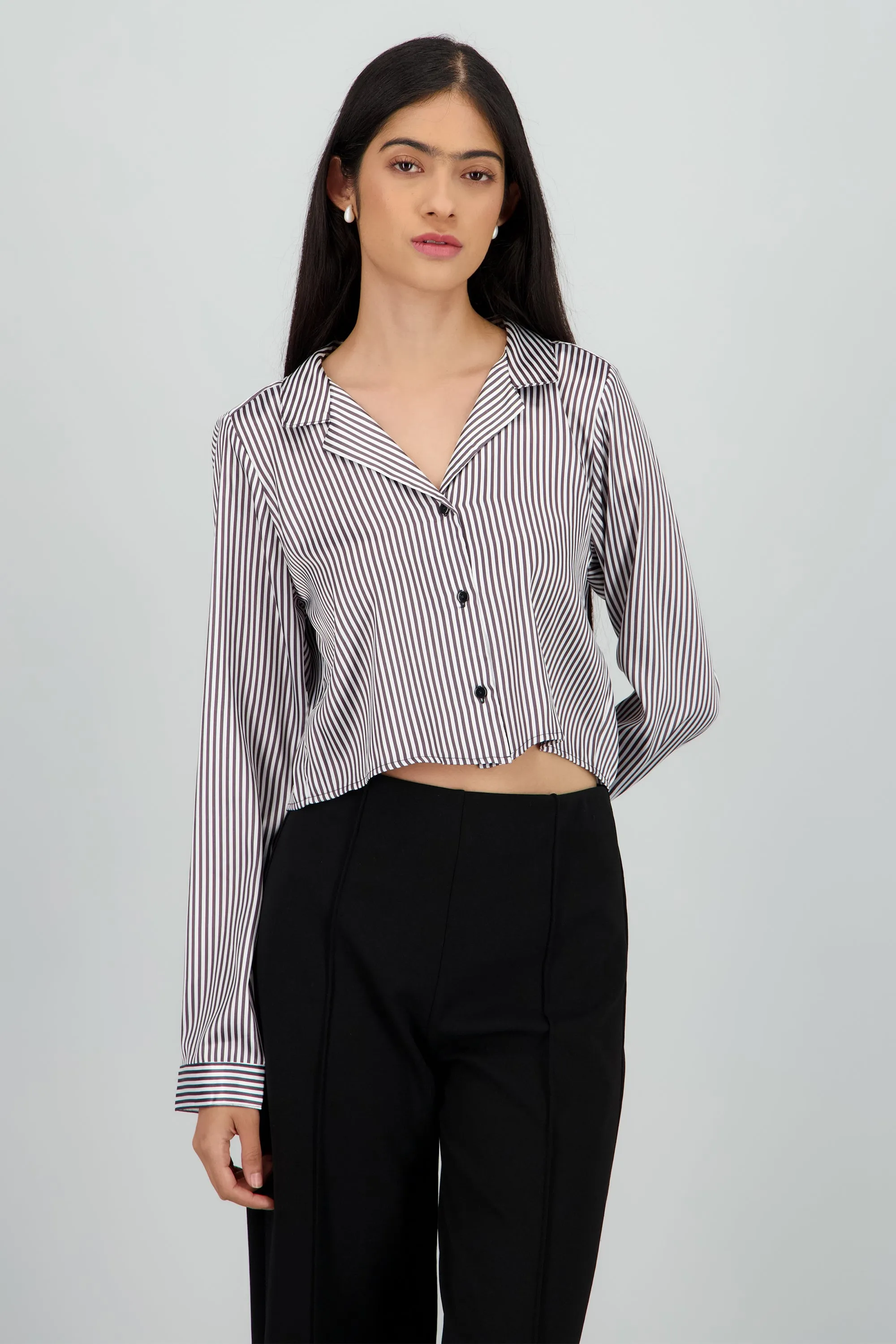 Camisa crop manga larga satinada sold by Shasa