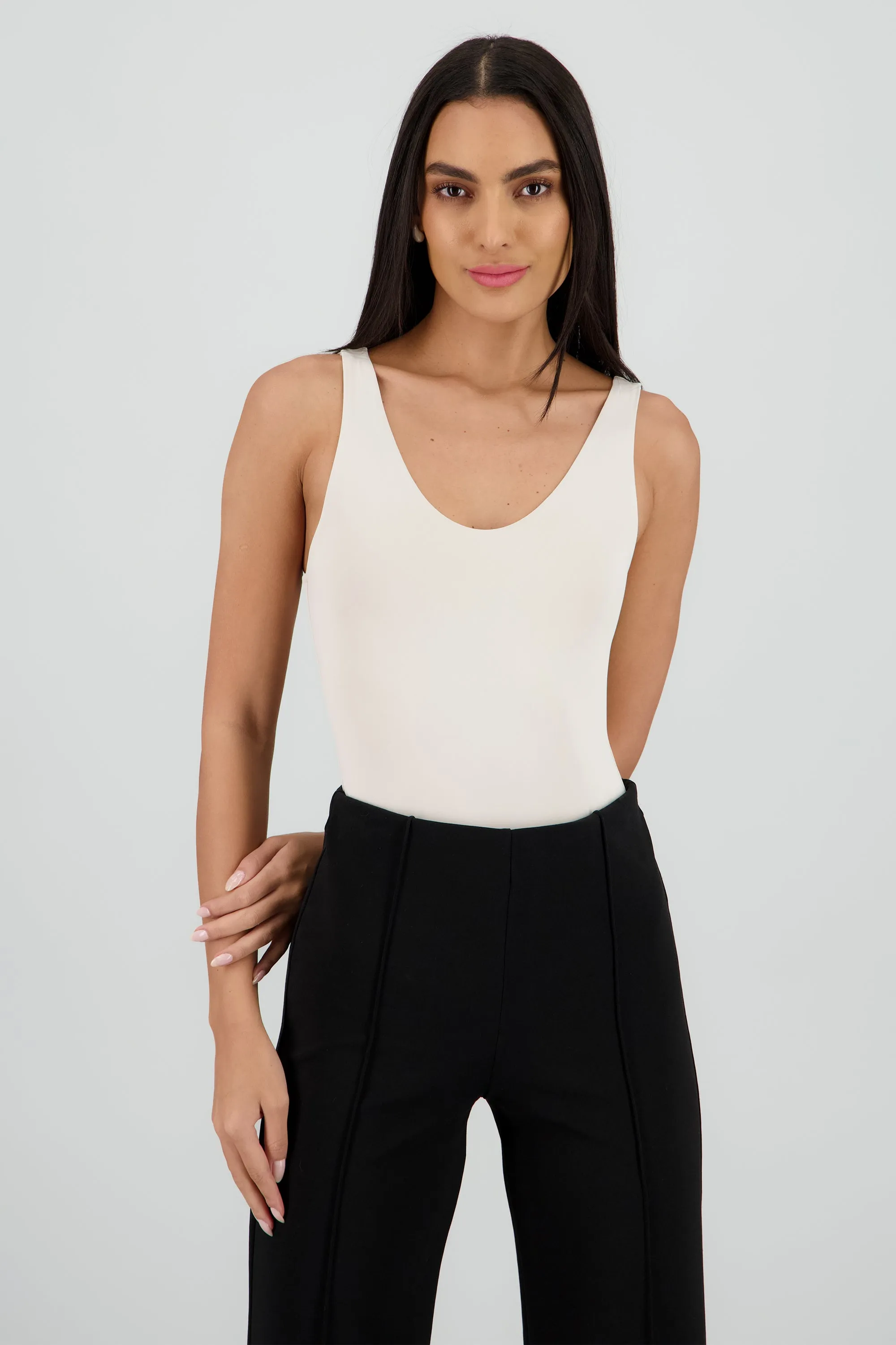 Body escote en V liso sold by Shasa