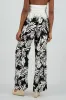 Pantalon amplio estampado sold by Shasa