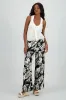 Pantalon amplio estampado sold by Shasa