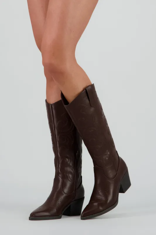 Bota larga vaquera bordados sold by Shasa
