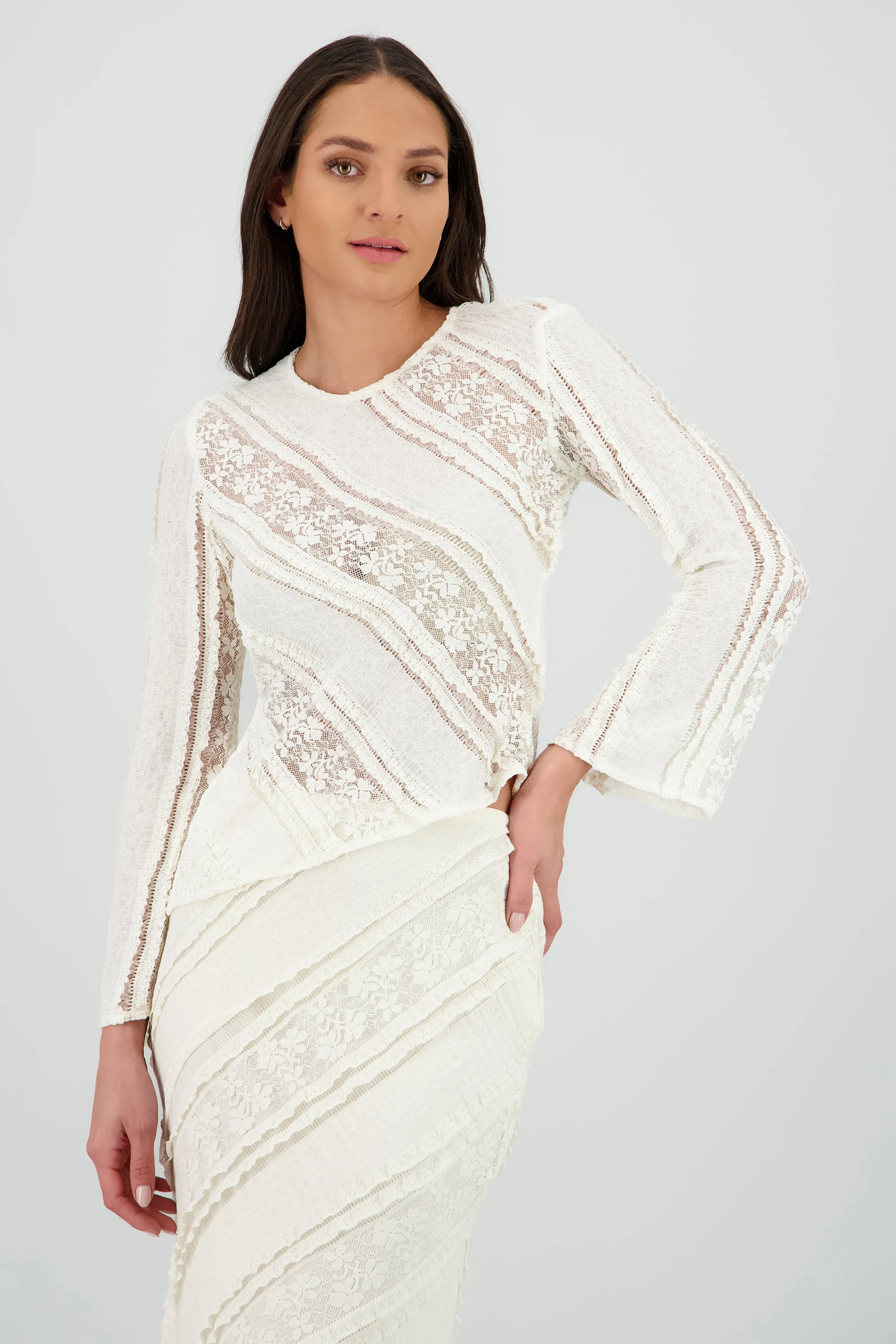 Top encaje manga larga lineas sold by Shasa