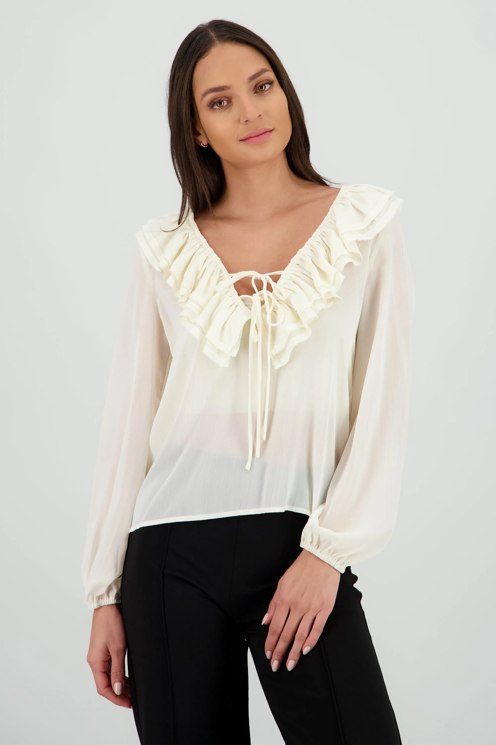 Blusa con escote olanes manga larga sold by Shasa