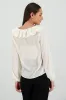Blusa con escote olanes manga larga sold by Shasa
