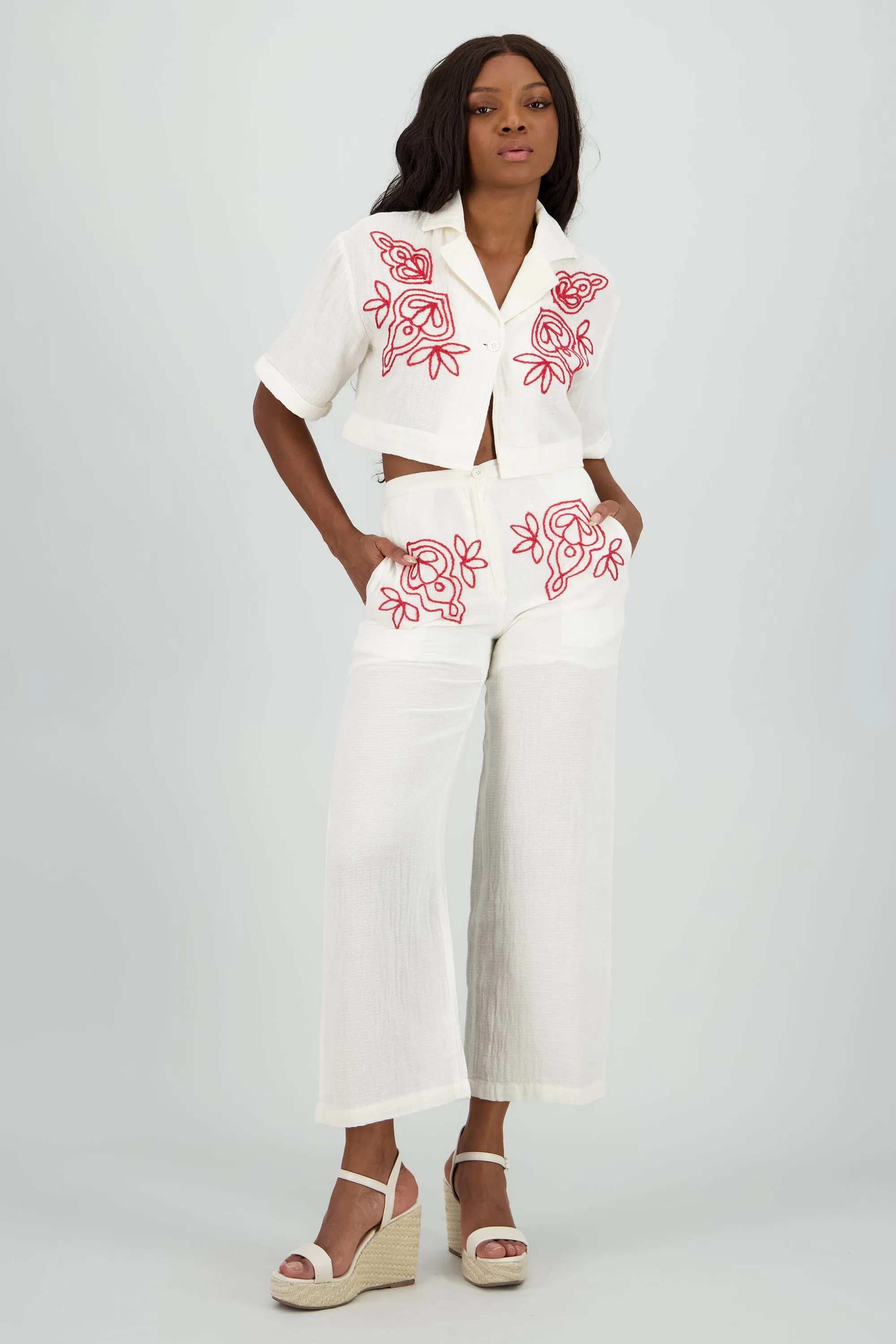 Pantalon detalle bordado sold by Shasa