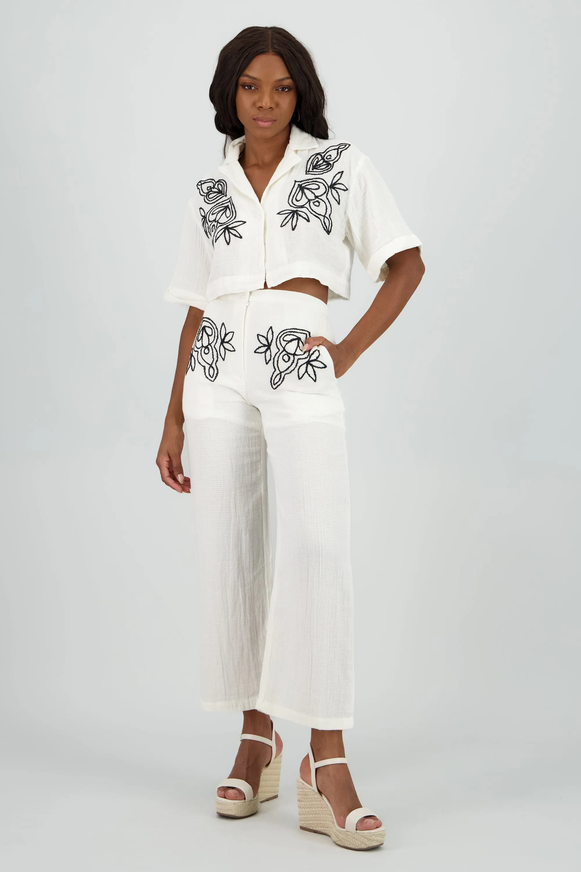 Pantalon detalle bordado sold by Shasa