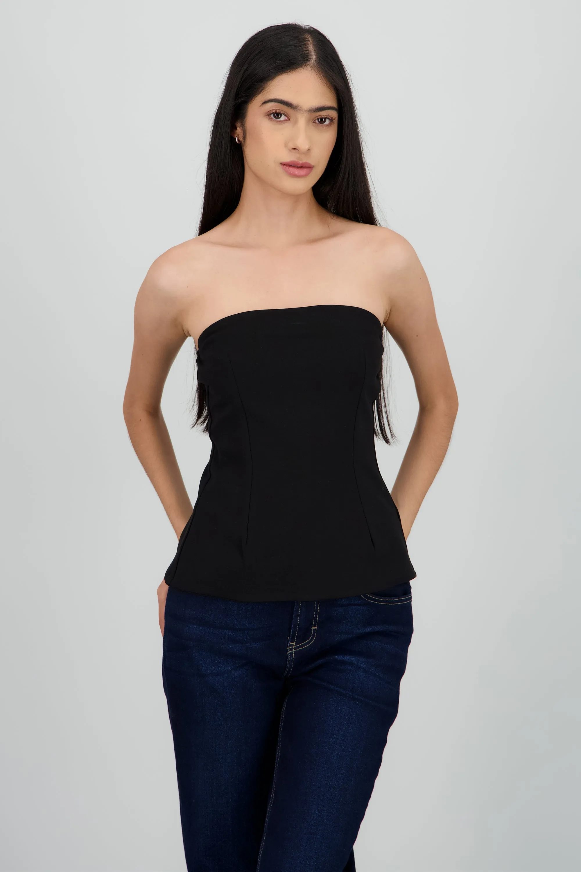 Top strapless con cortes sold by Shasa