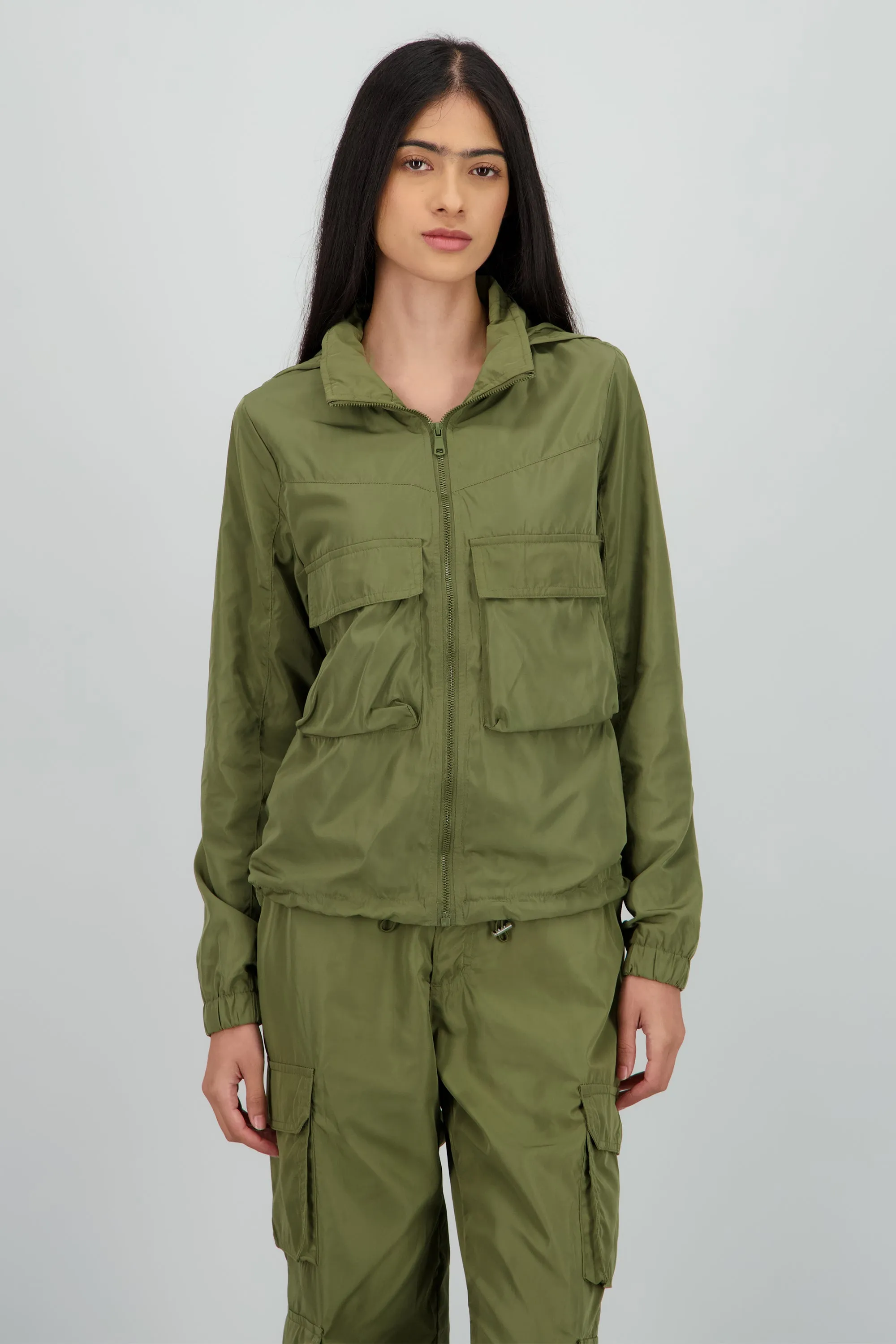 Chamarra ligera detalle bolsas cargo sold by Shasa