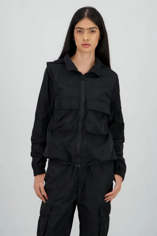 Chamarra ligera detalle bolsas cargo sold by Shasa