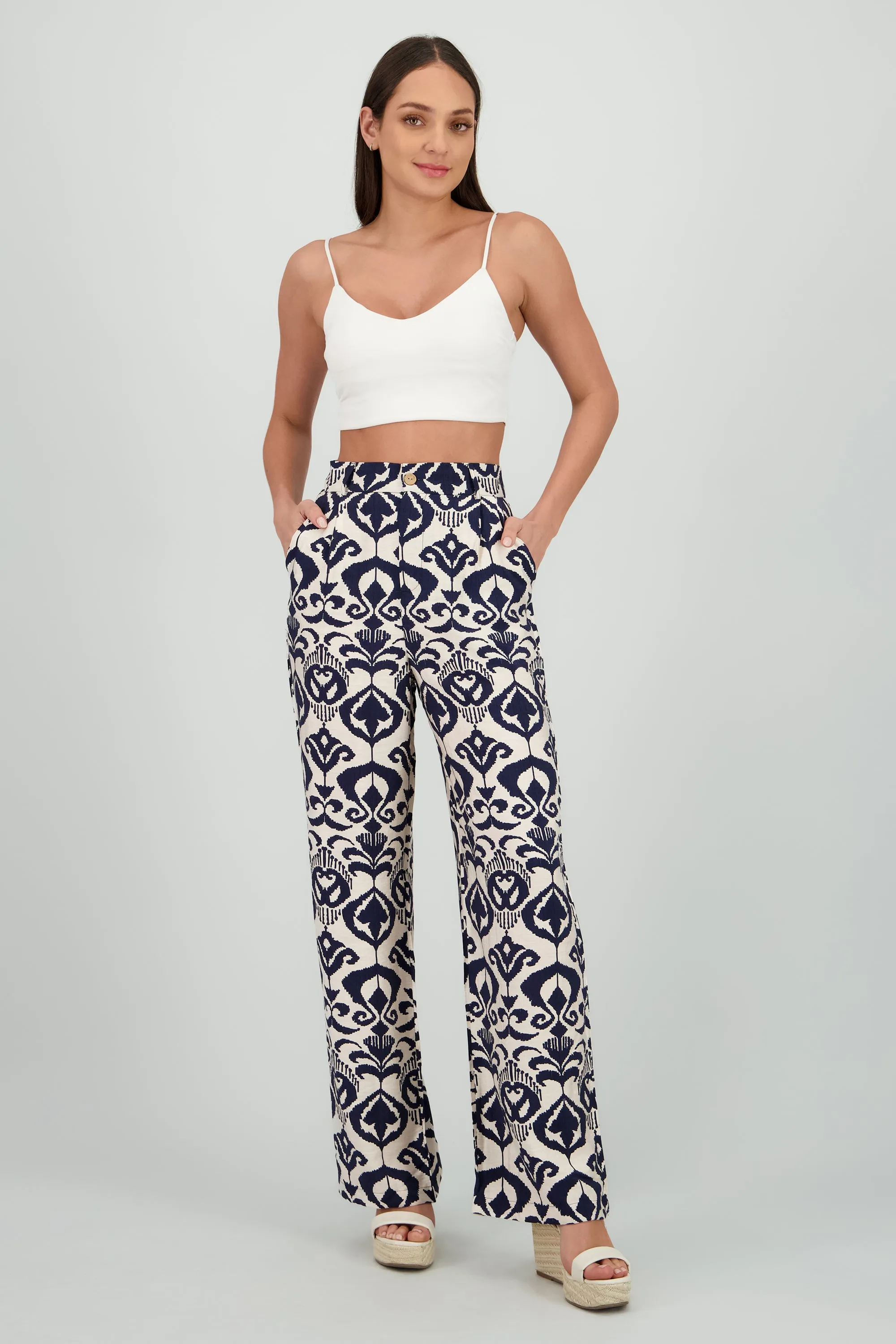 Pantalon con estampado y pinzas sold by Shasa