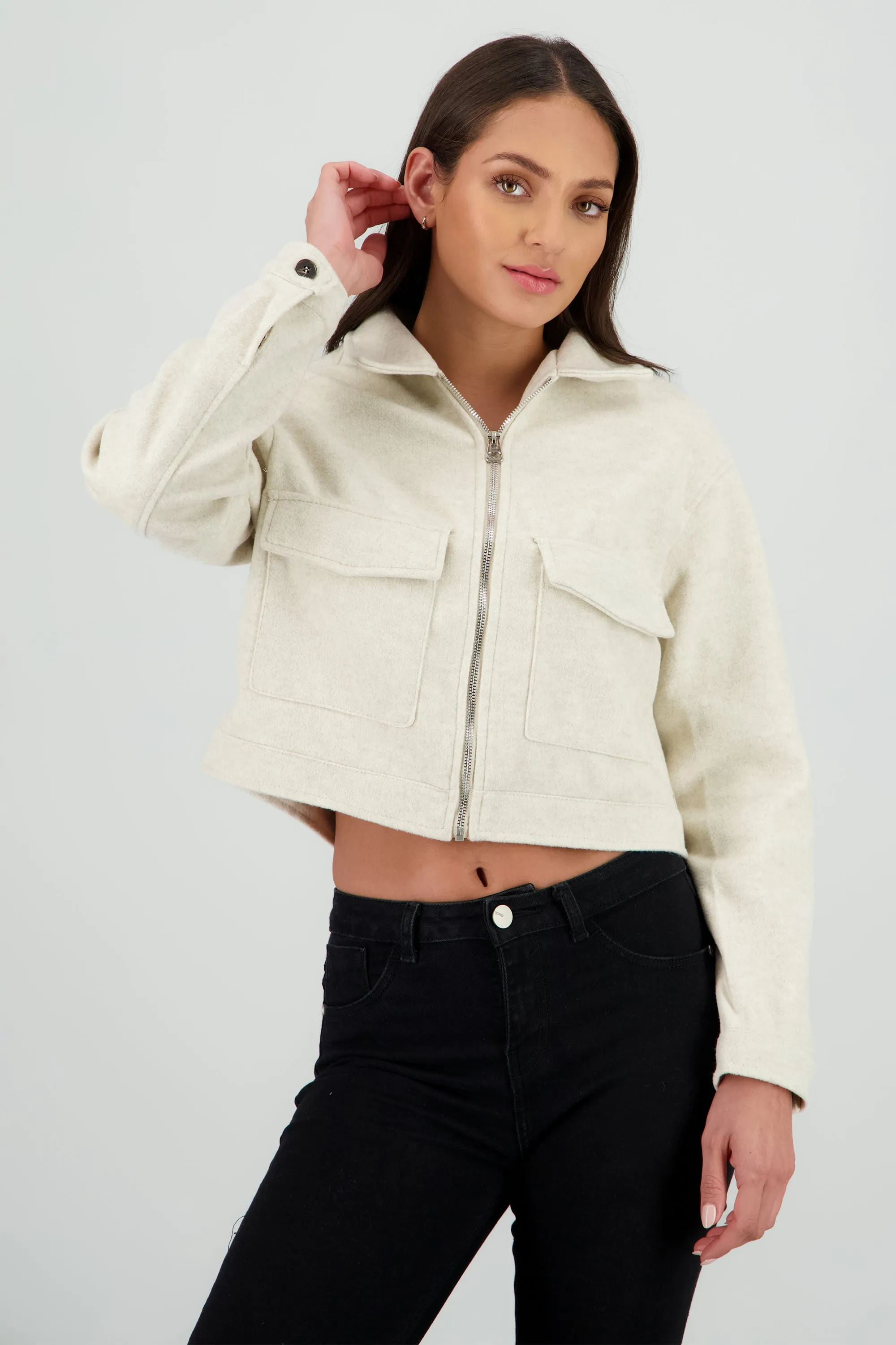 Chamarra con cierre det bolsas sold by Shasa