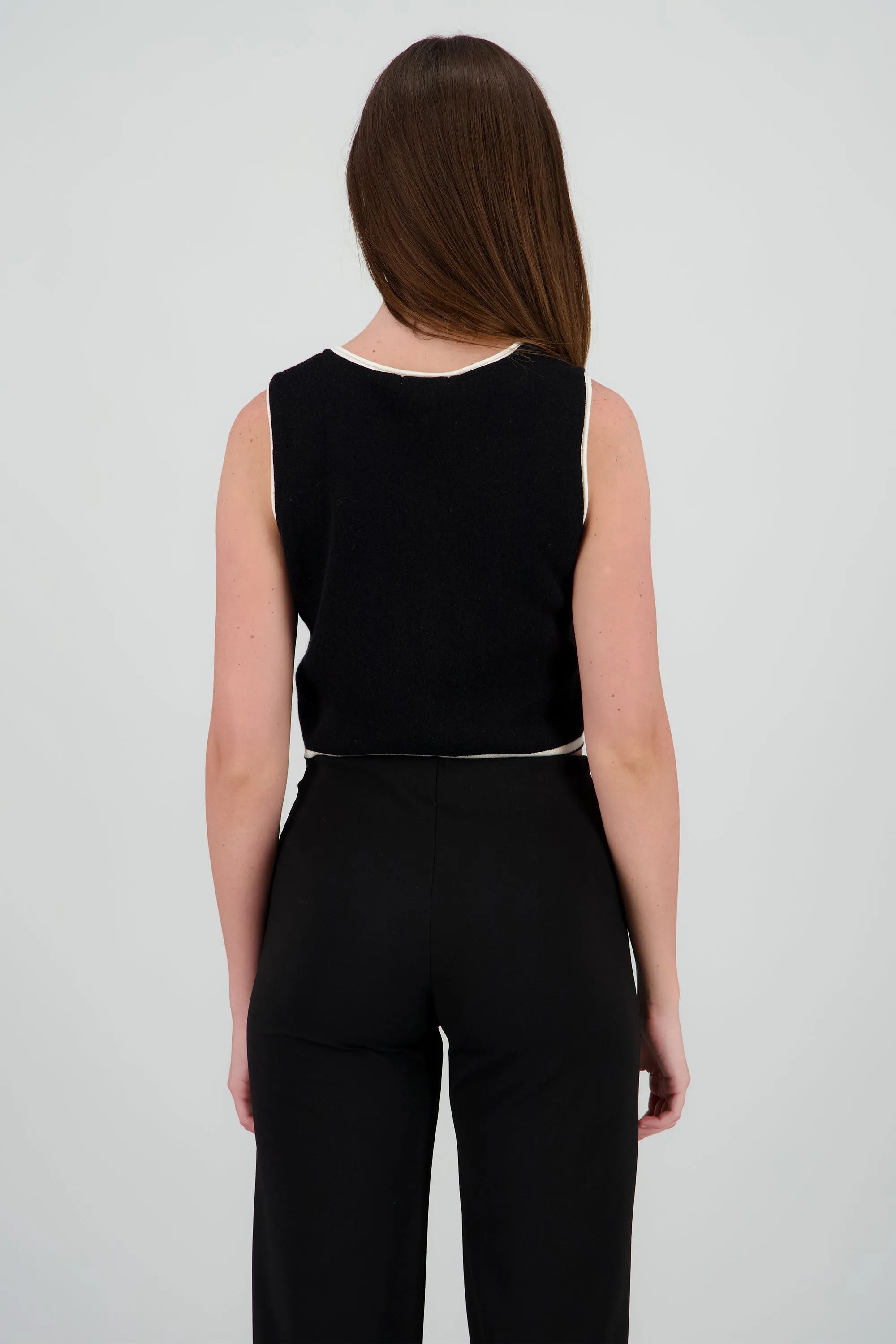 Chaleco tejido botones detalle contraste sold by Shasa product image thumbnail 4