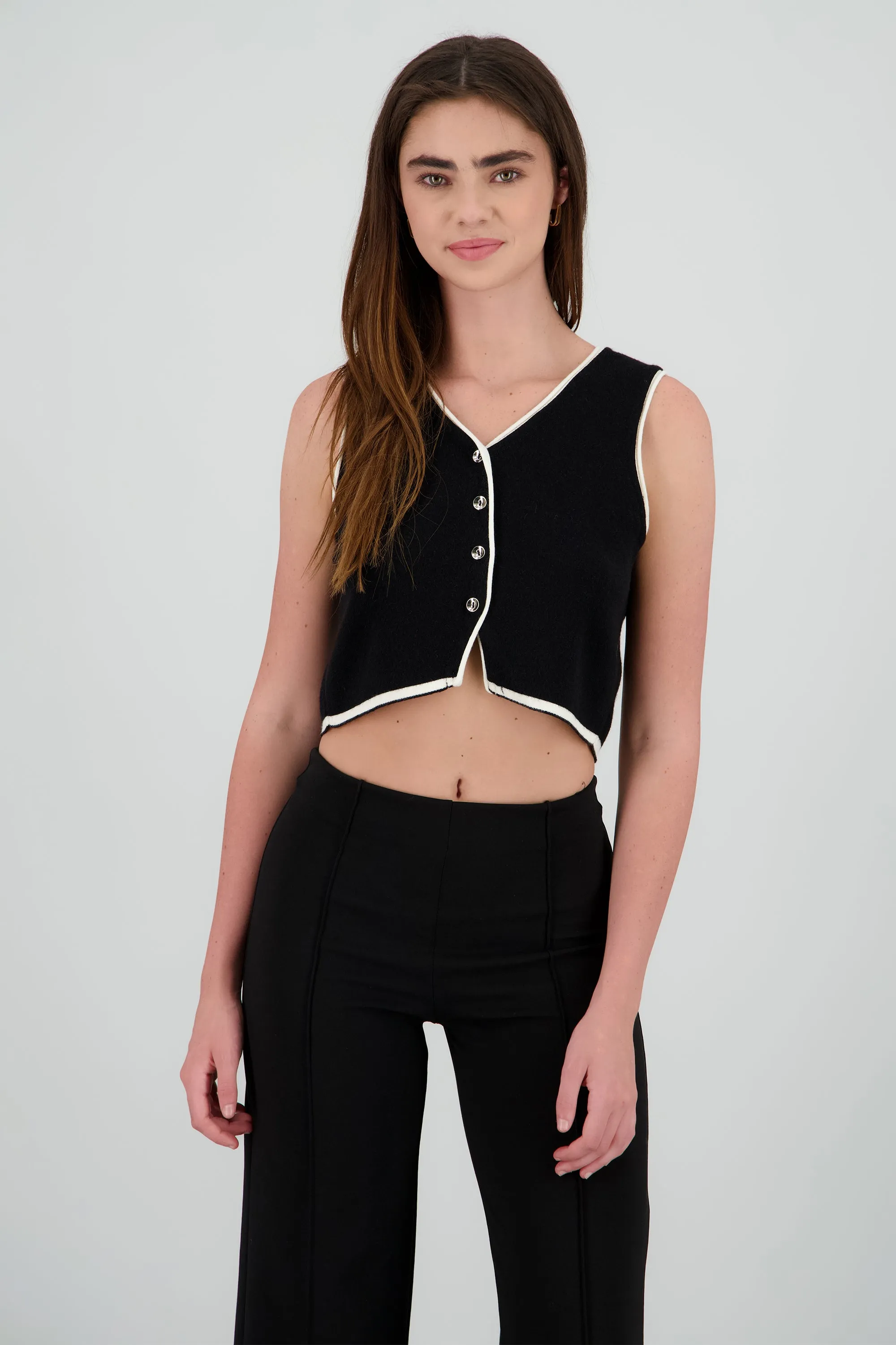 Chaleco tejido botones detalle contraste sold by Shasa