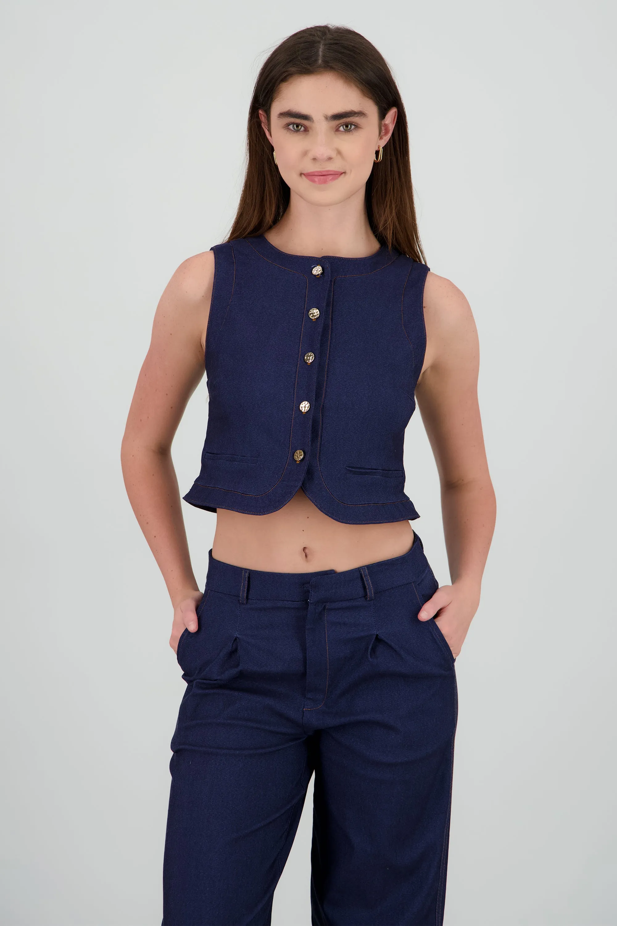 Chaleco botones detalle costuras sold by Shasa