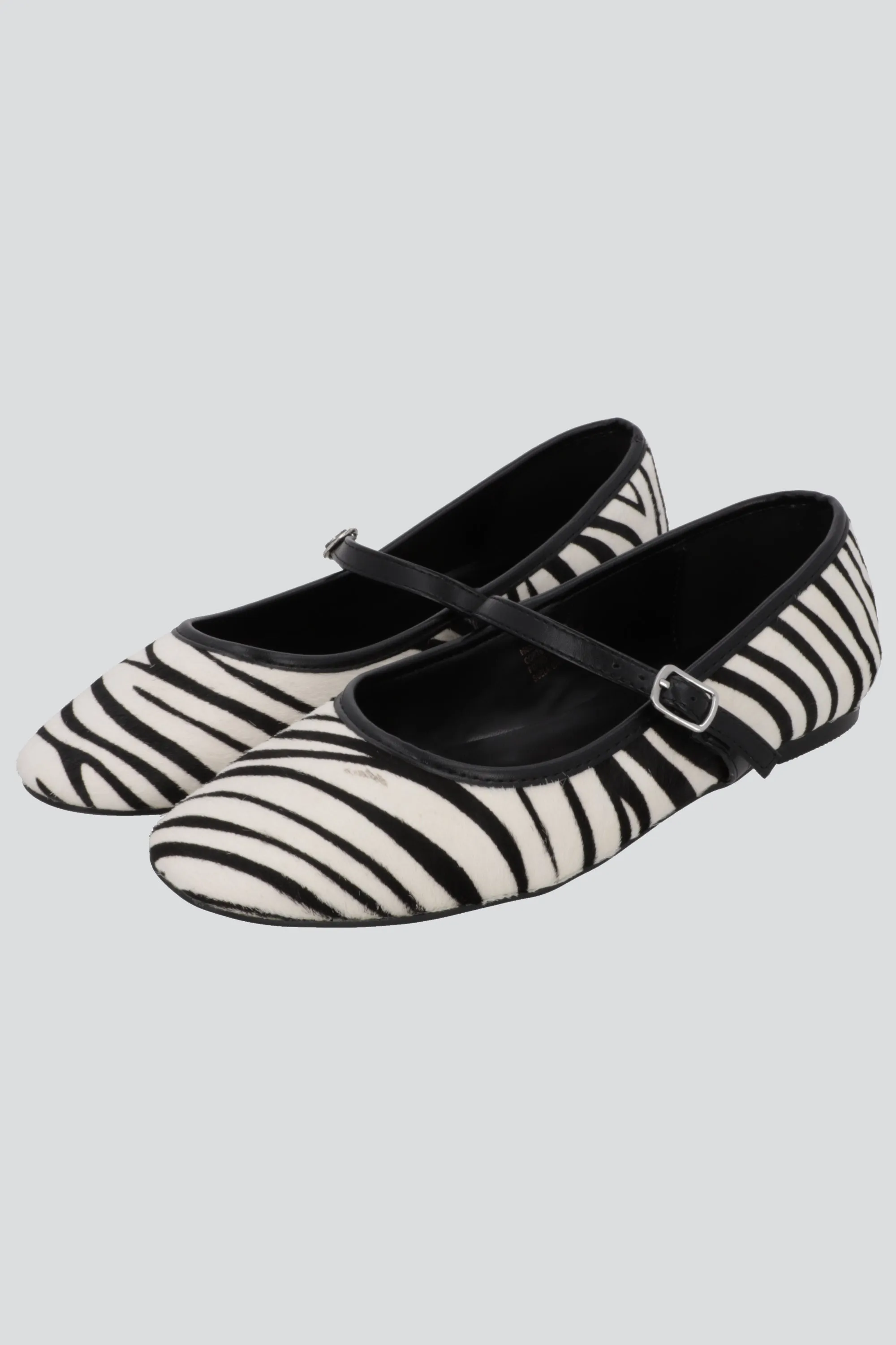 Flat animal print piel sold by Shasa