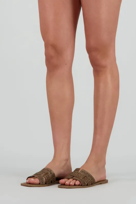 Sandalia greca perforaciones sold by Shasa