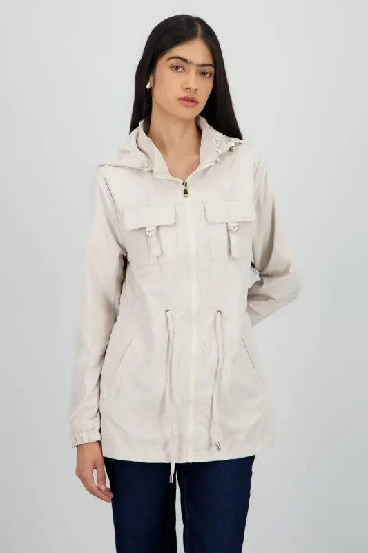 Gabardina corta tipo impermeable sold by Shasa