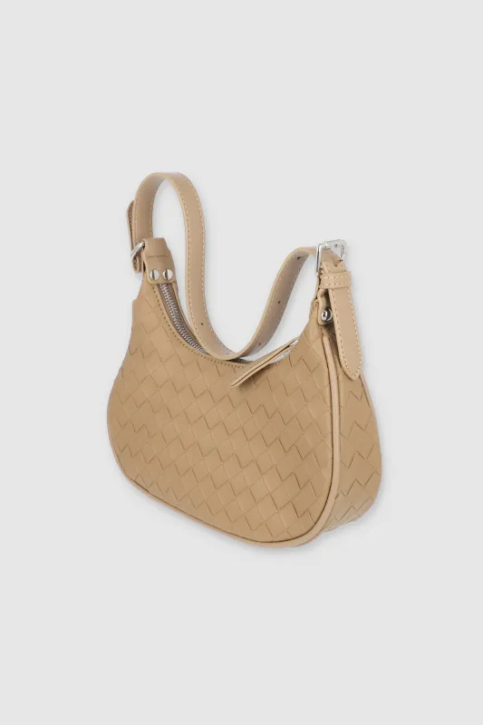 Bolsa baguette entrelazada sold by Shasa