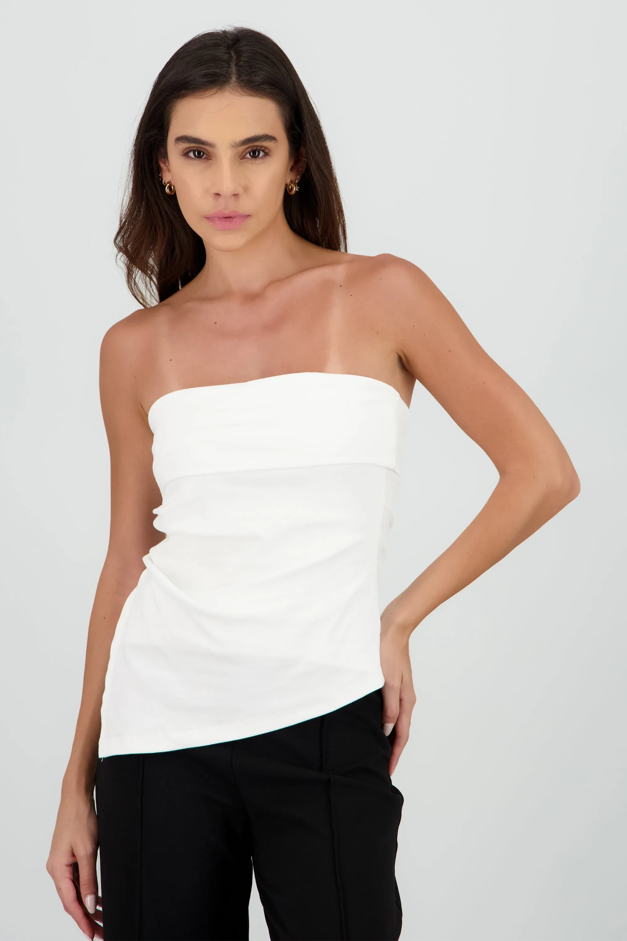 Top bandeau dobladillo detalle asimetrico sold by Shasa