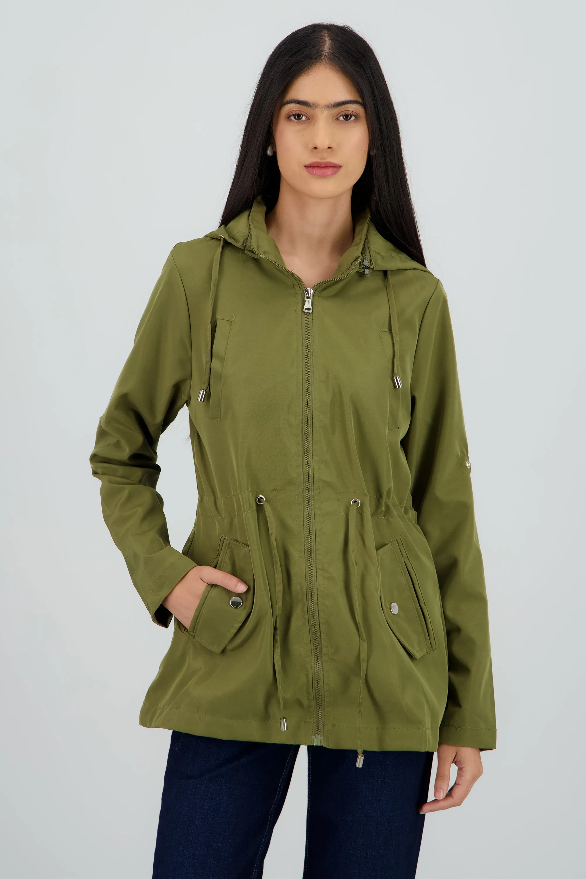 Gabardina tipo impermeable con bolsas sold by Shasa