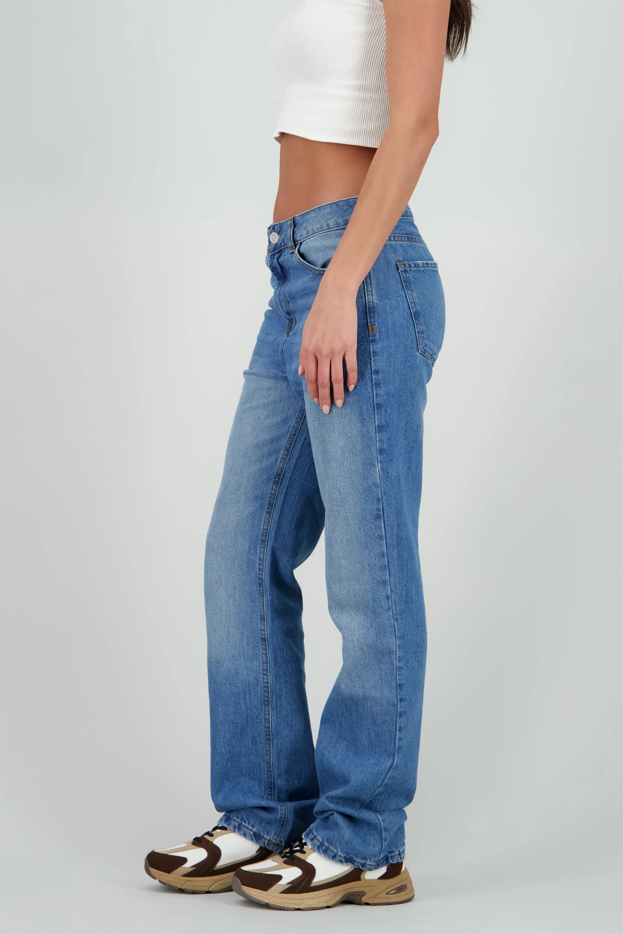 Jeans básicos straight sold by Shasa product image thumbnail 3