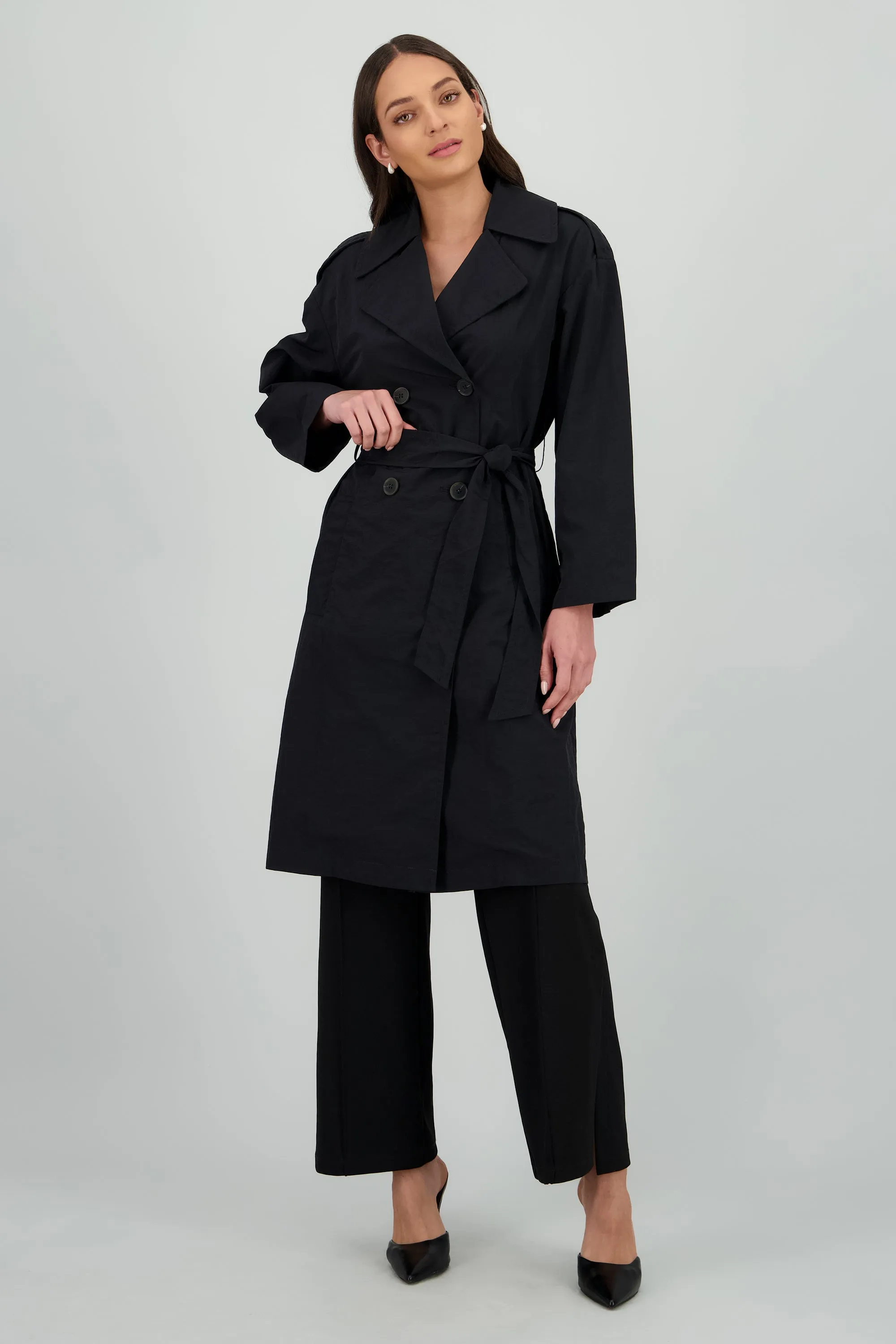 Gabardina larga lisa botones sold by Shasa