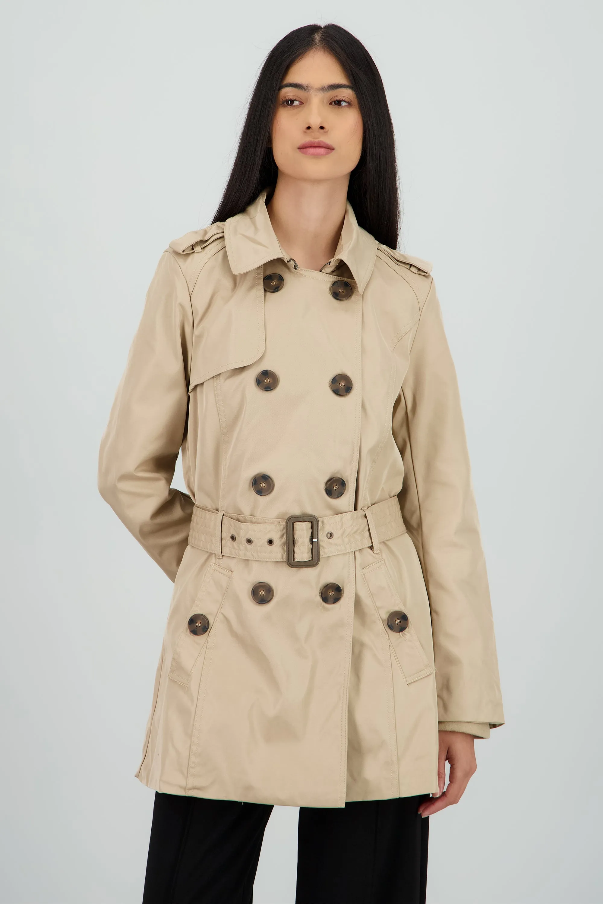 Gabardina lisa detalle cinturon sold by Shasa