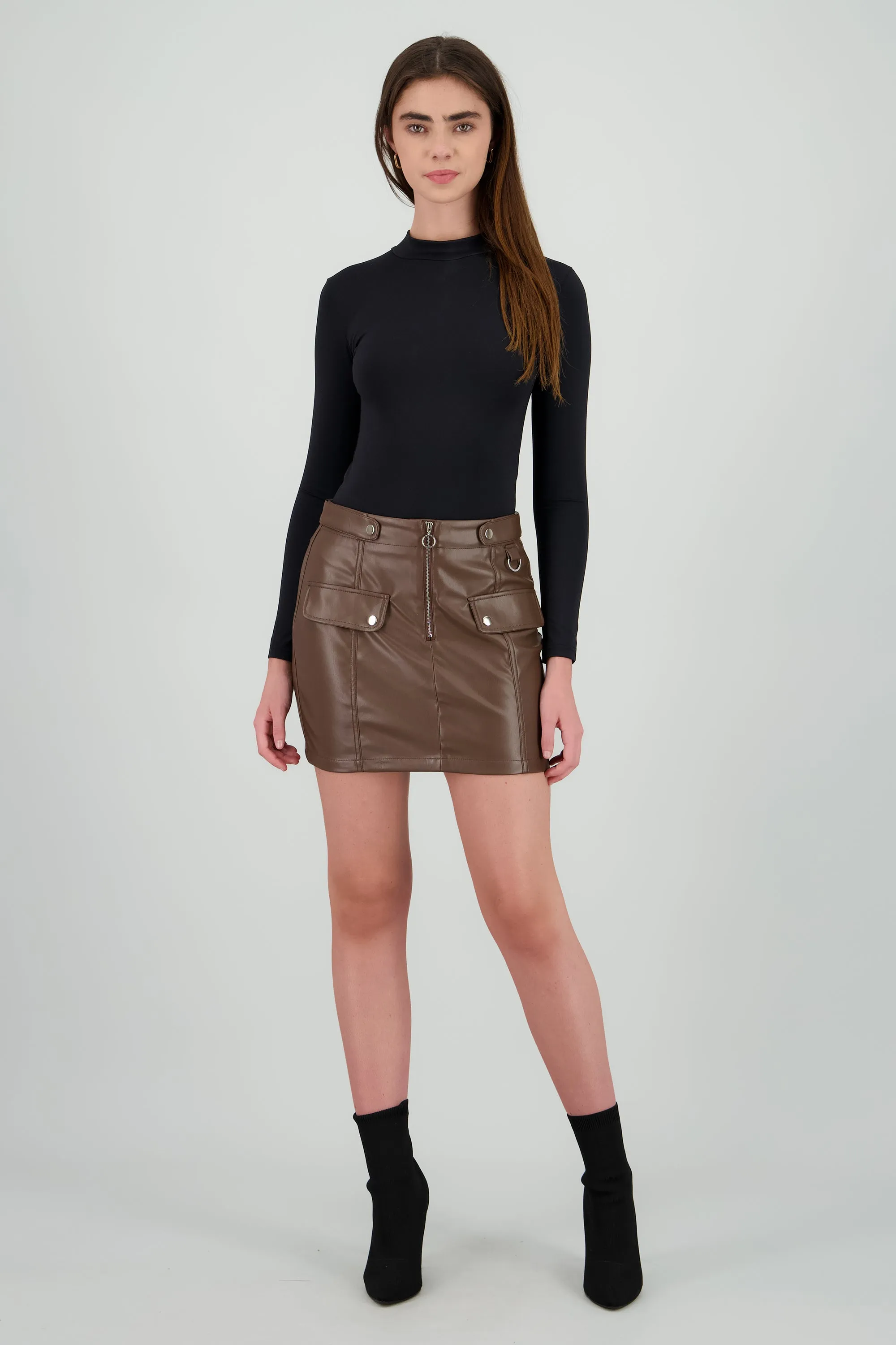 Falda mini pu detalle bolsas sold by Shasa