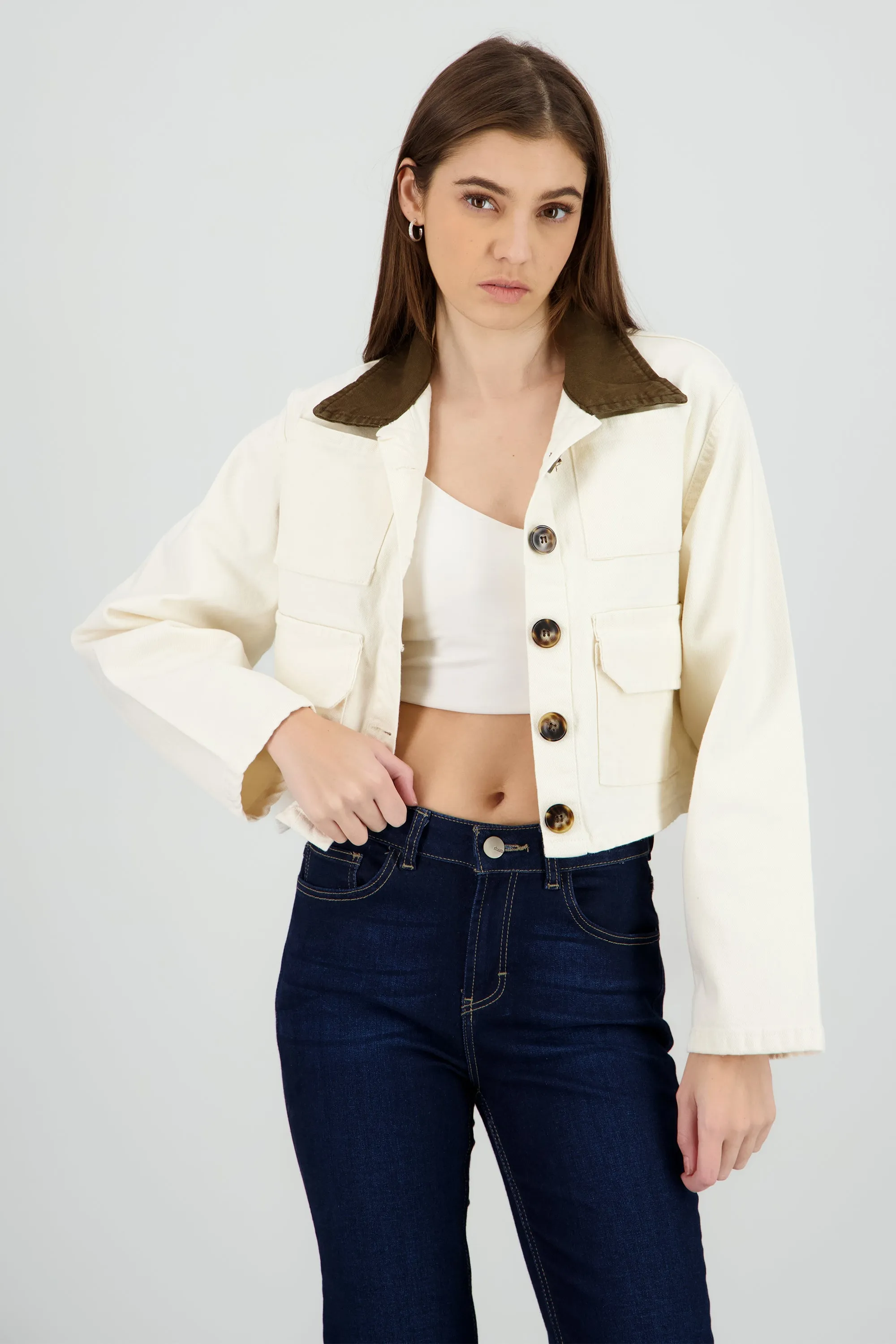 Chamarra corta con cuello en contraste sold by Shasa