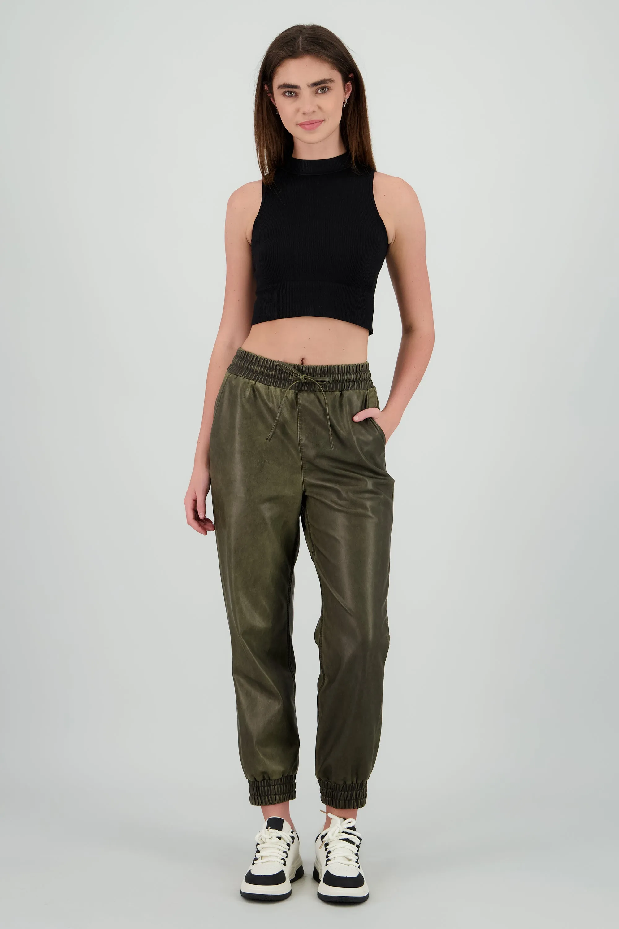 Jogger pu detalle deslavado sold by Shasa