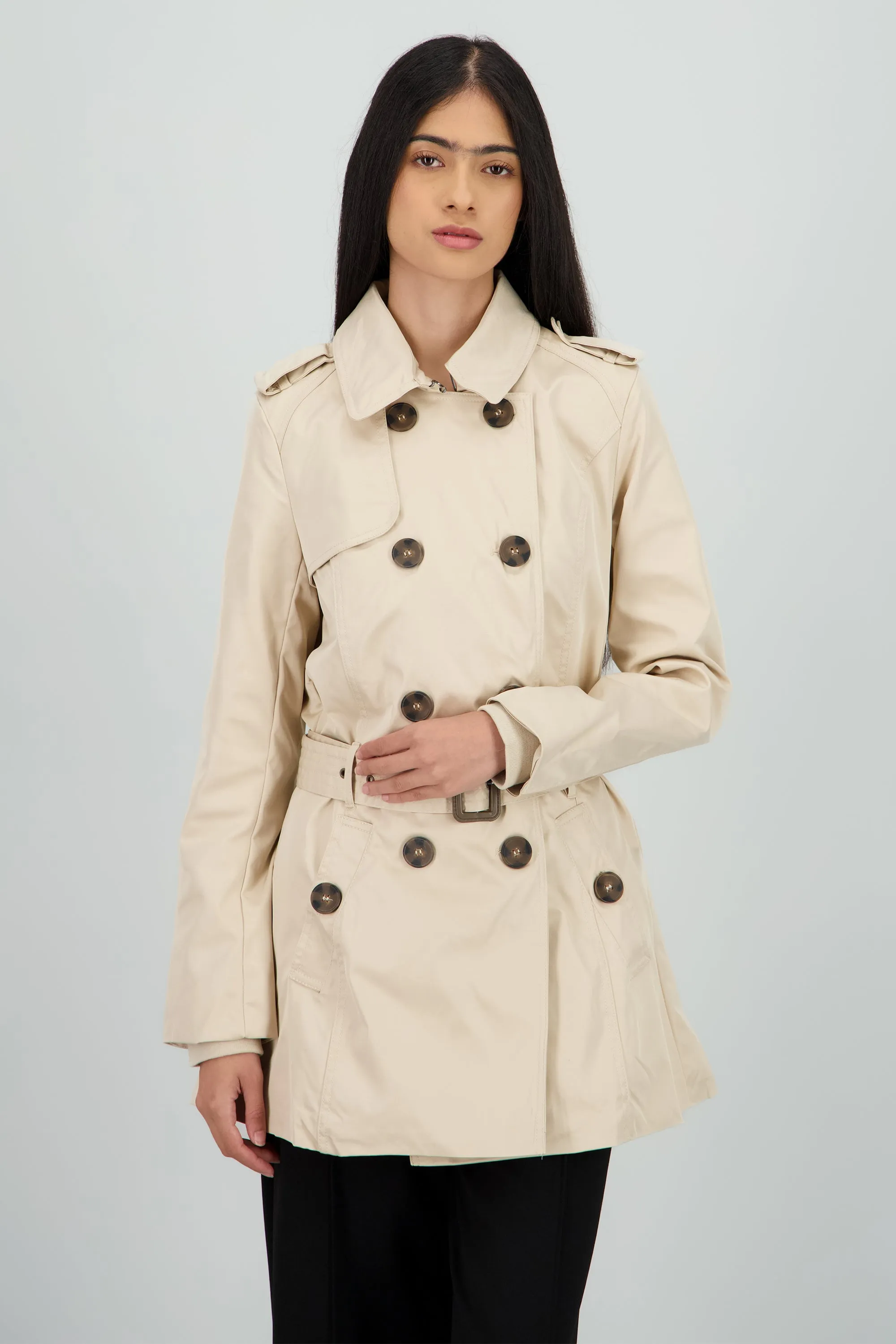 Gabardina lisa detalle cinturon sold by Shasa