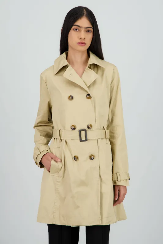 Gabardina lisa con botones sold by Shasa