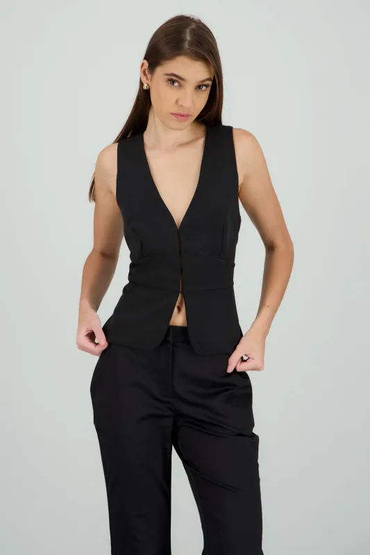 Top detalle broches frente escote en v sold by Shasa