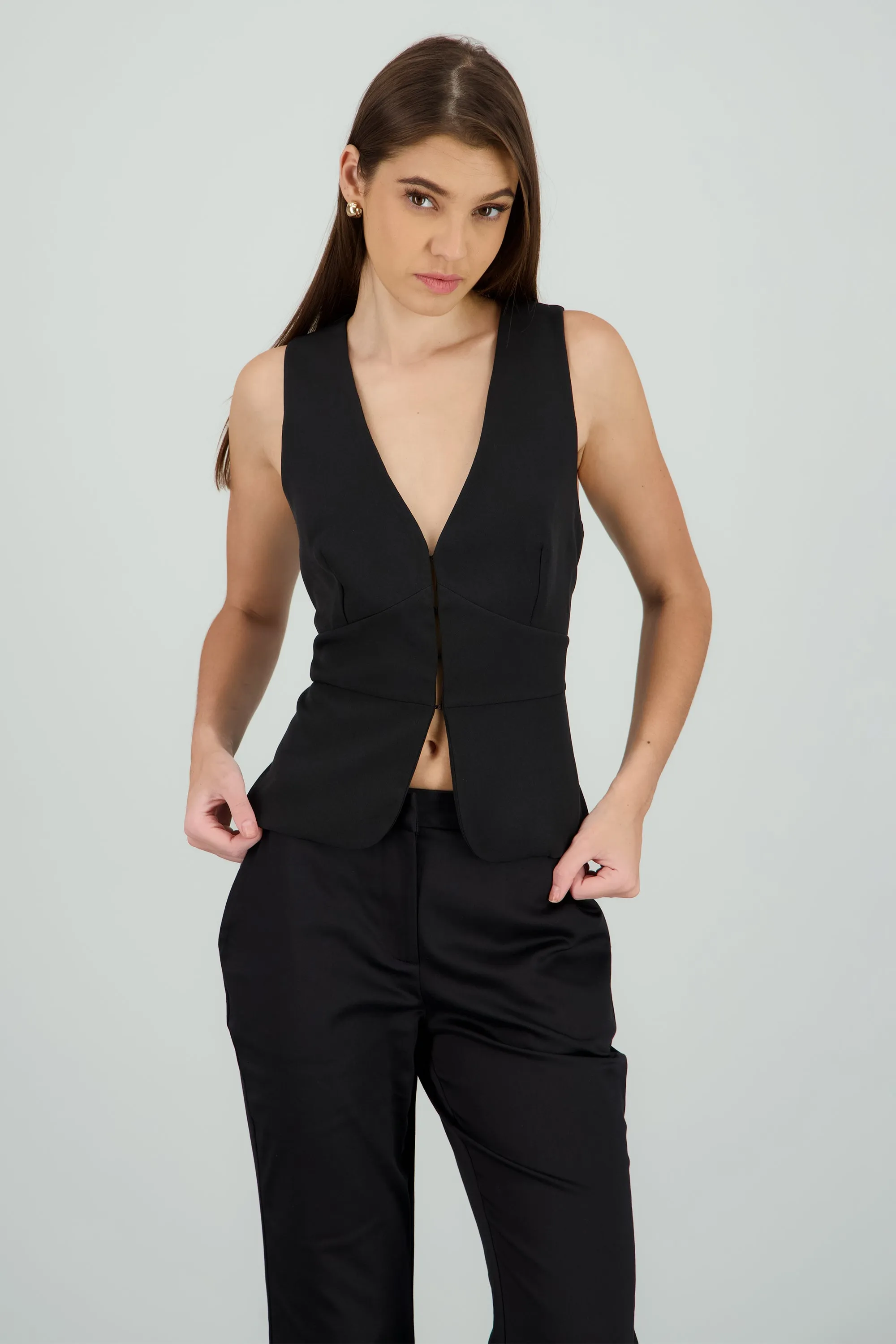 Top detalle broches frente escote en v sold by Shasa