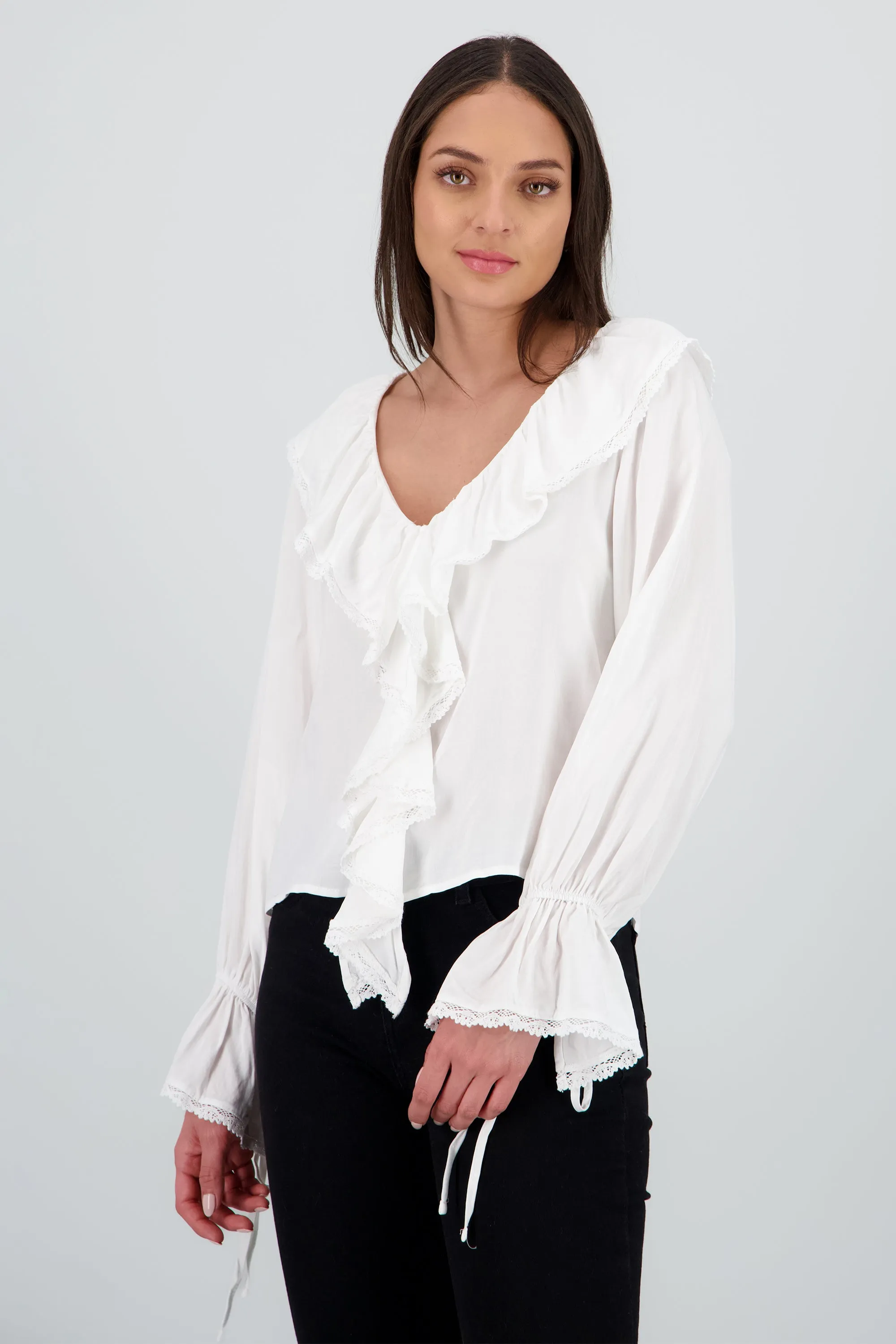 Blusa lisa olanes detalle encaje sold by Shasa