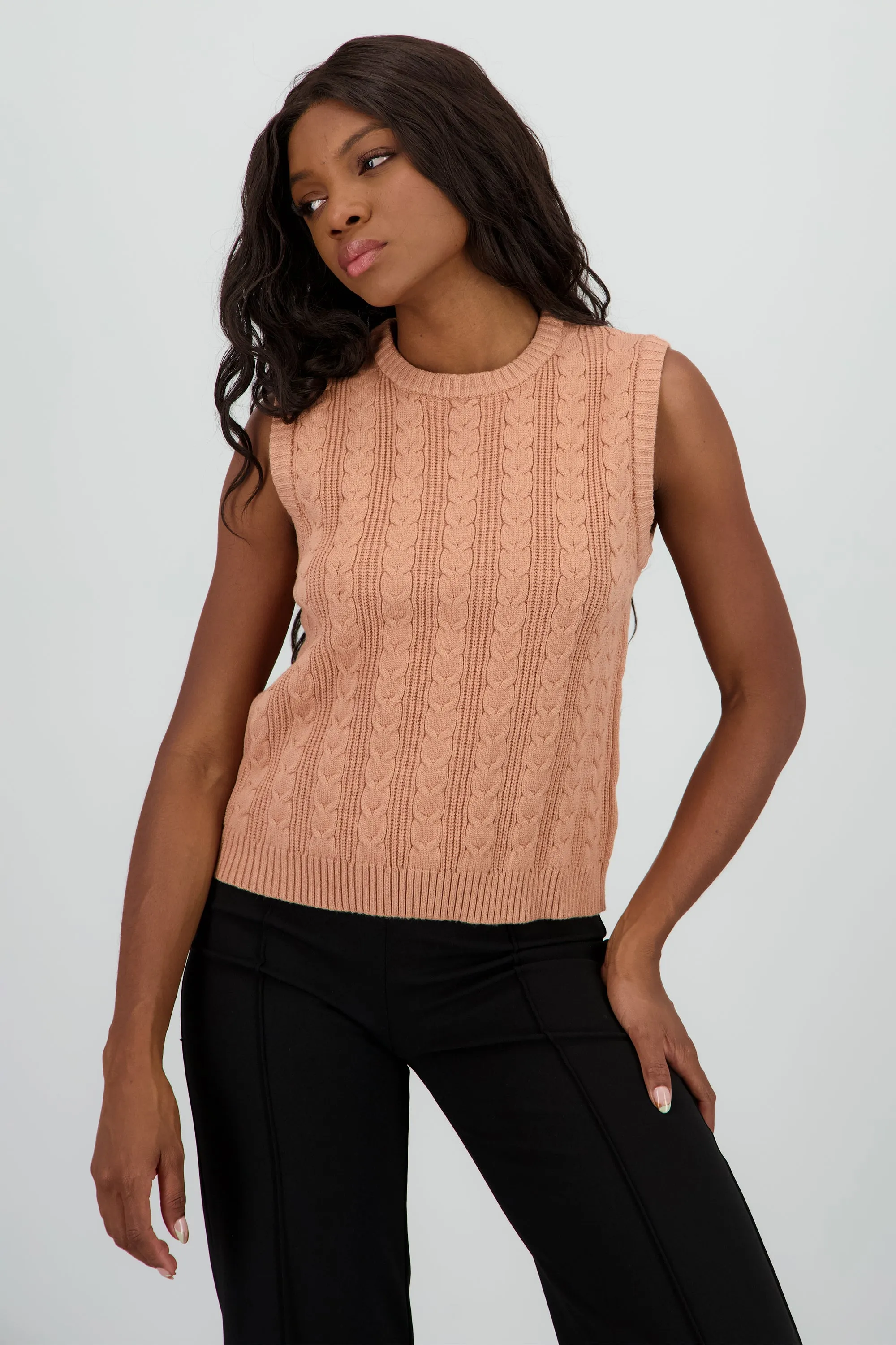 Chaleco cuello redondo sold by Shasa