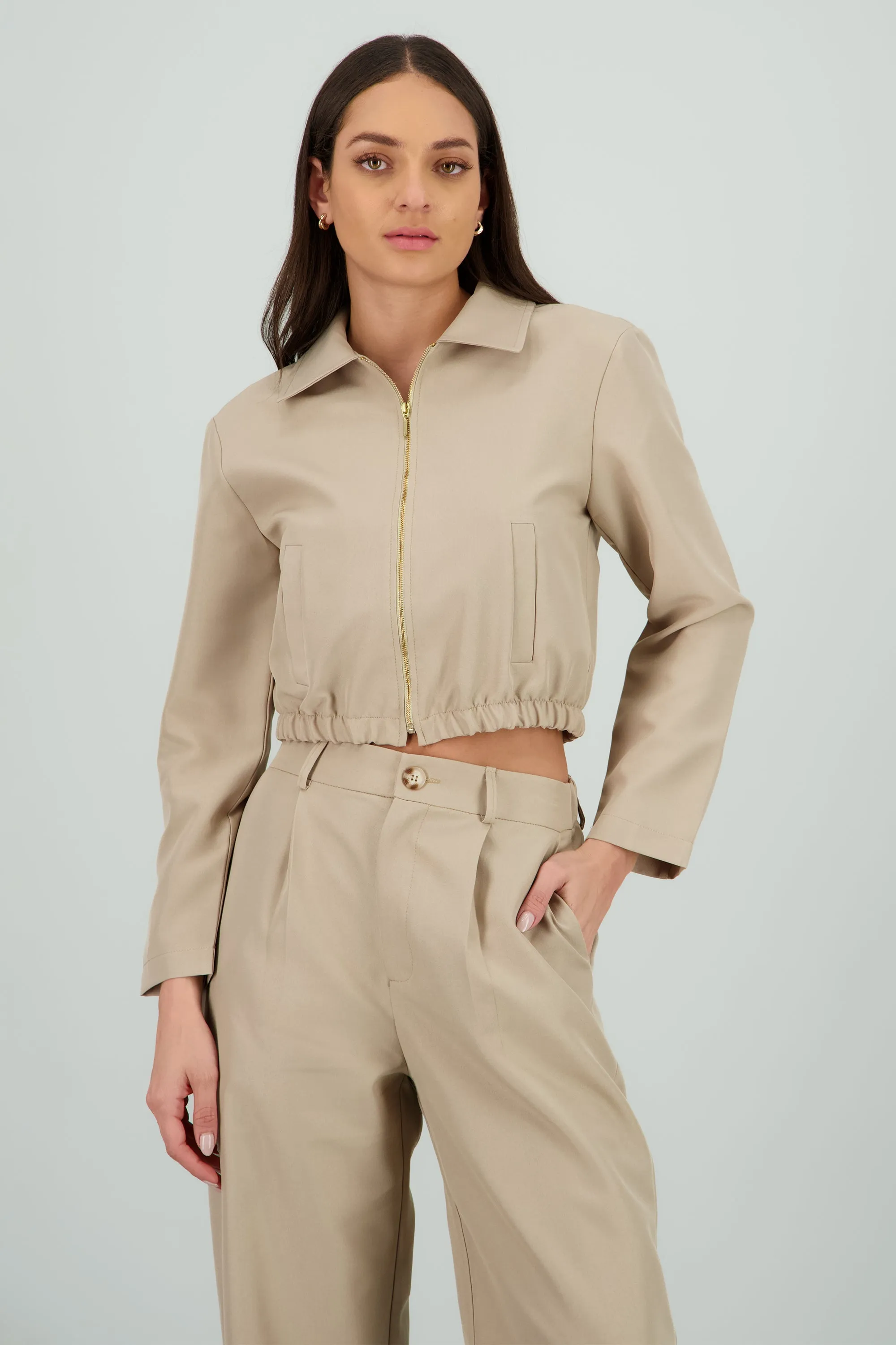 Chamarra ligera cierre detalle bolsas sold by Shasa