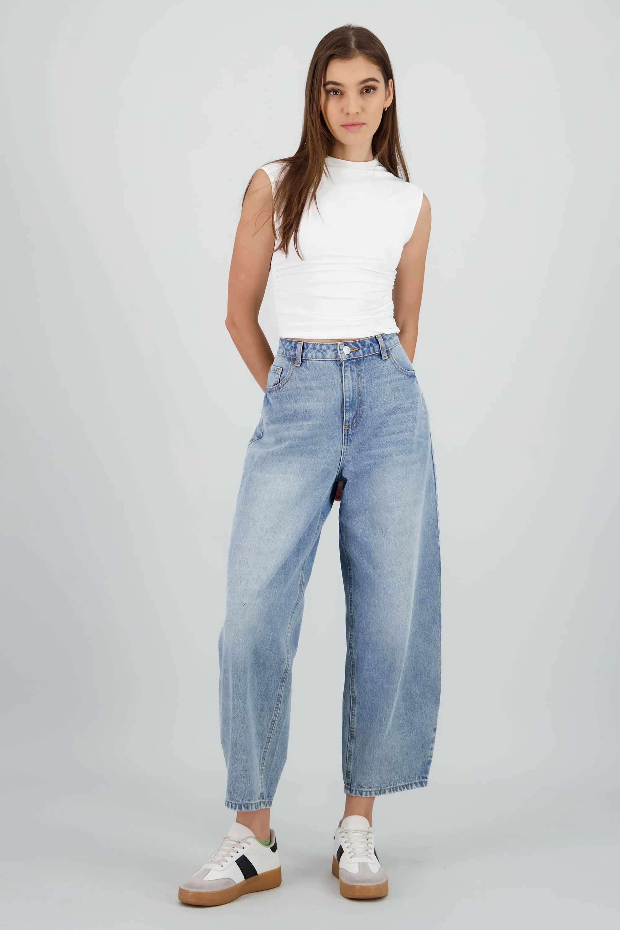 Jeans barrel amplio sold by Shasa