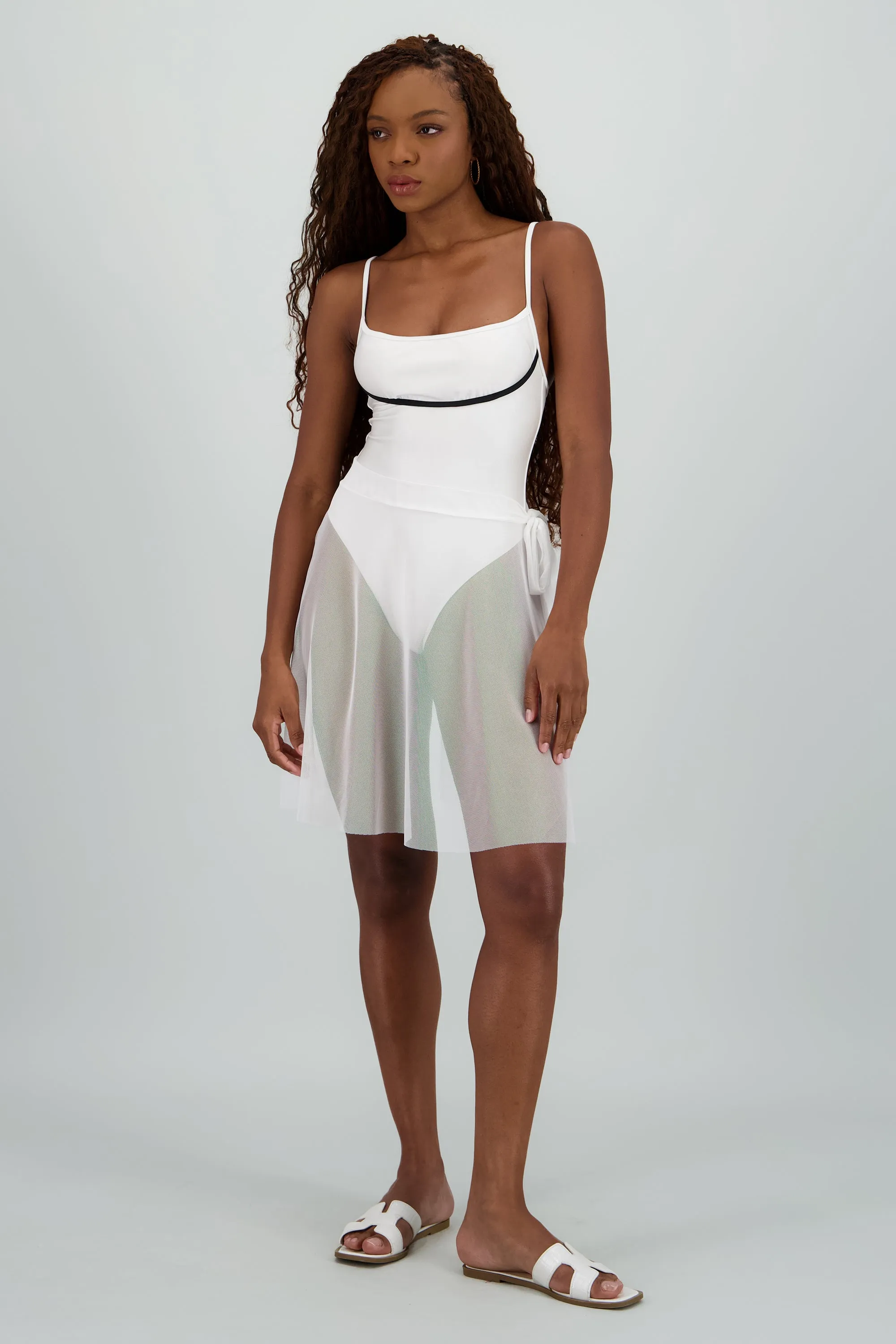 Traje de baño contraste con pareo sold by Shasa