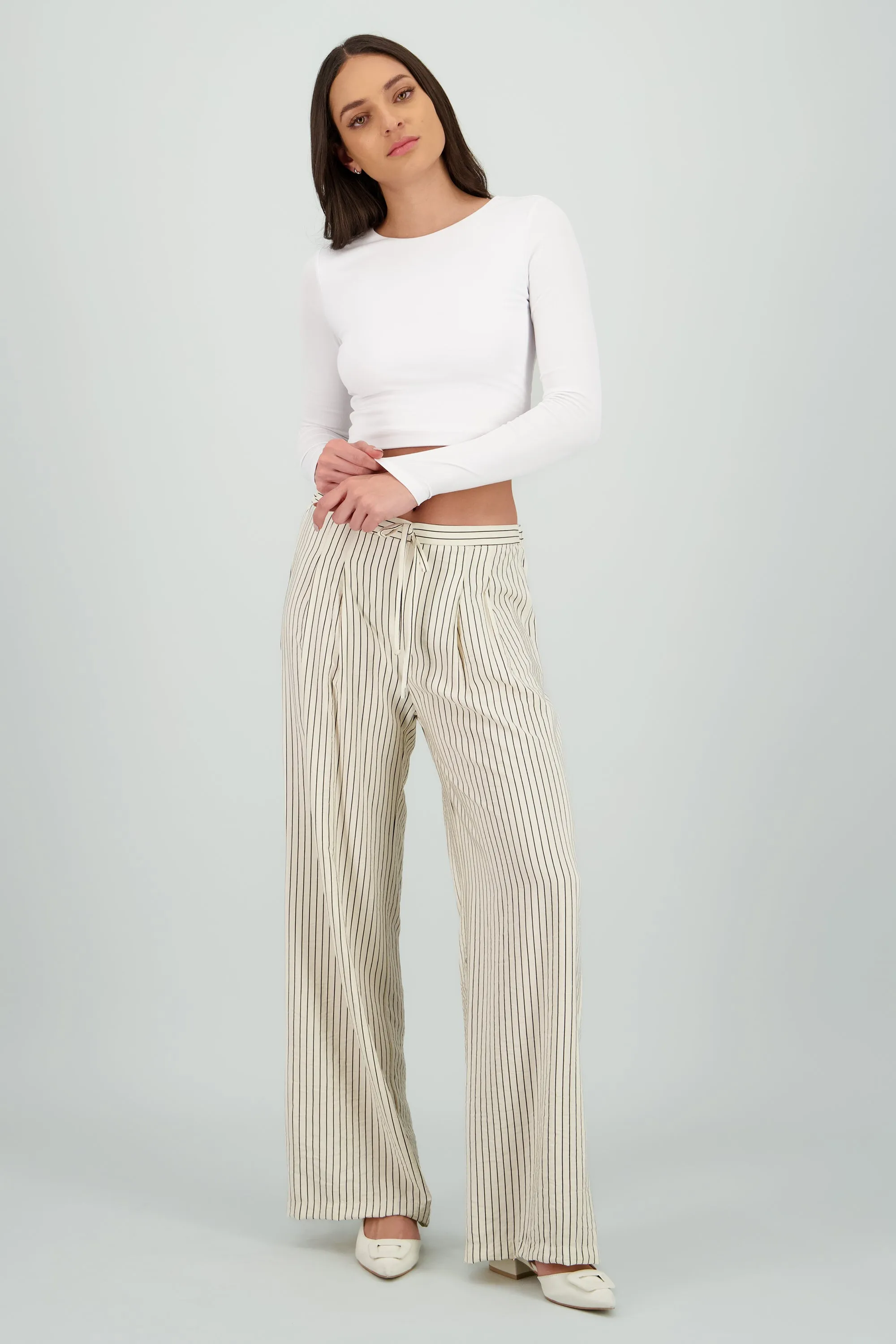 Pantalon amplio detalle pinzas rayas sold by Shasa