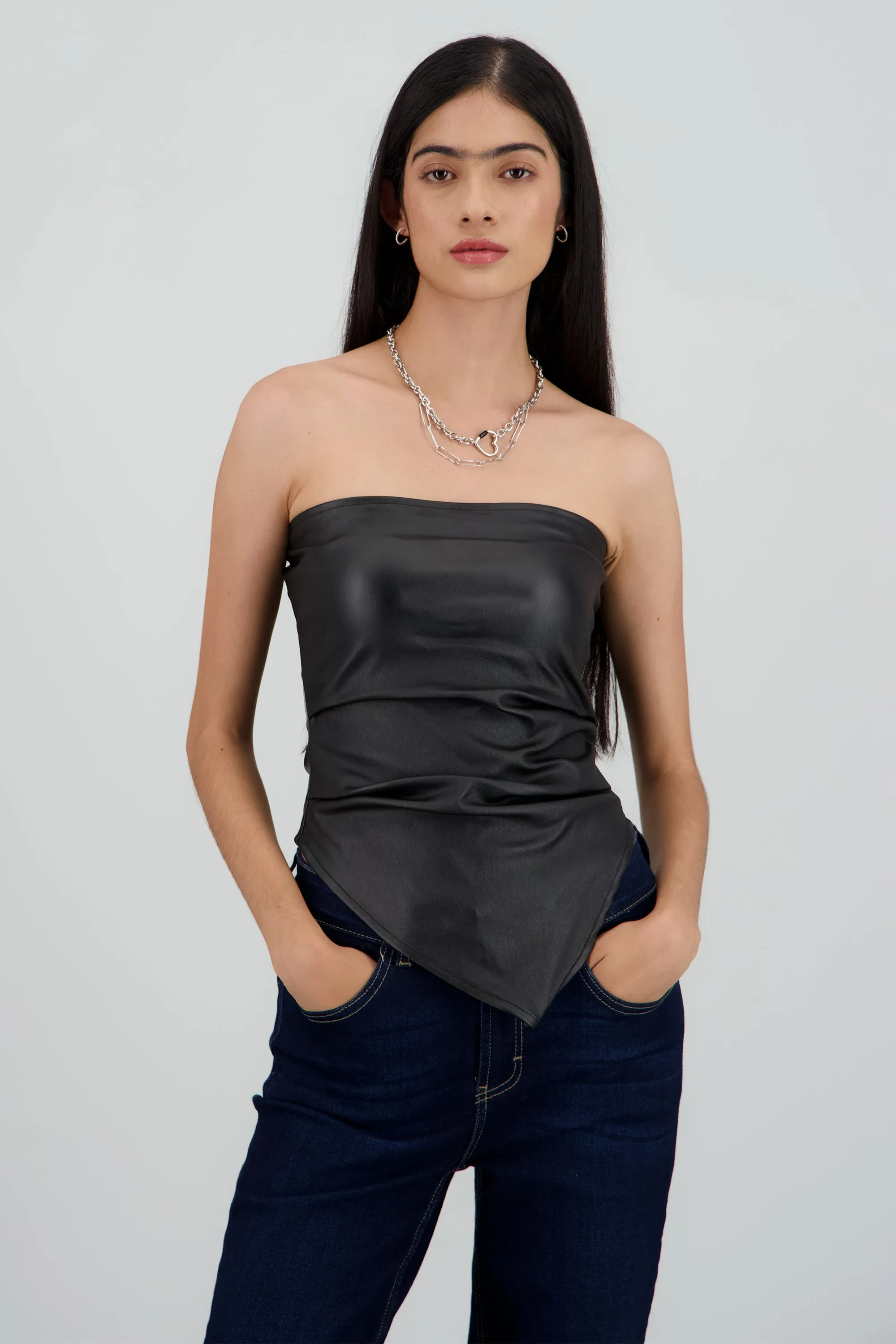 Top strapless asimetrico de pu sold by Shasa