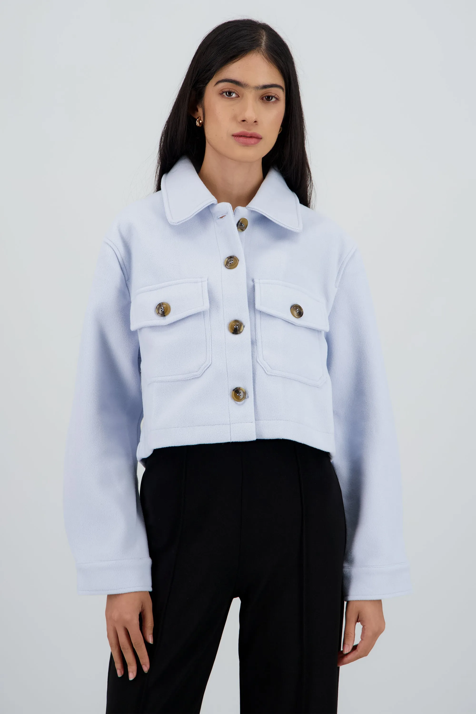 Chamarra suave con bolsas sold by Shasa