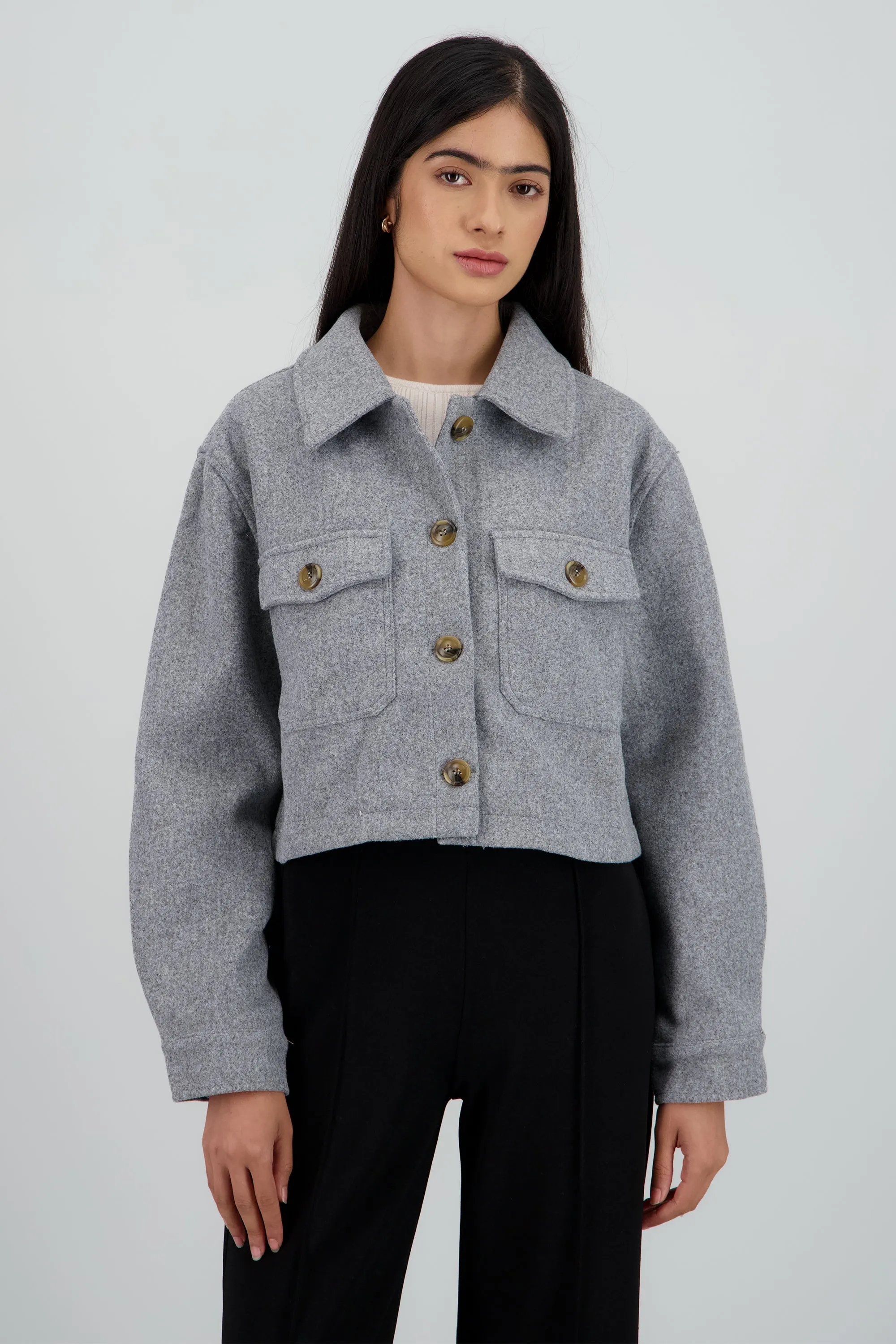 Chamarra suave con bolsas sold by Shasa