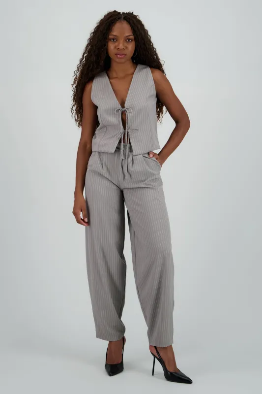 Pantalon rayas detalle pinzas sold by Shasa