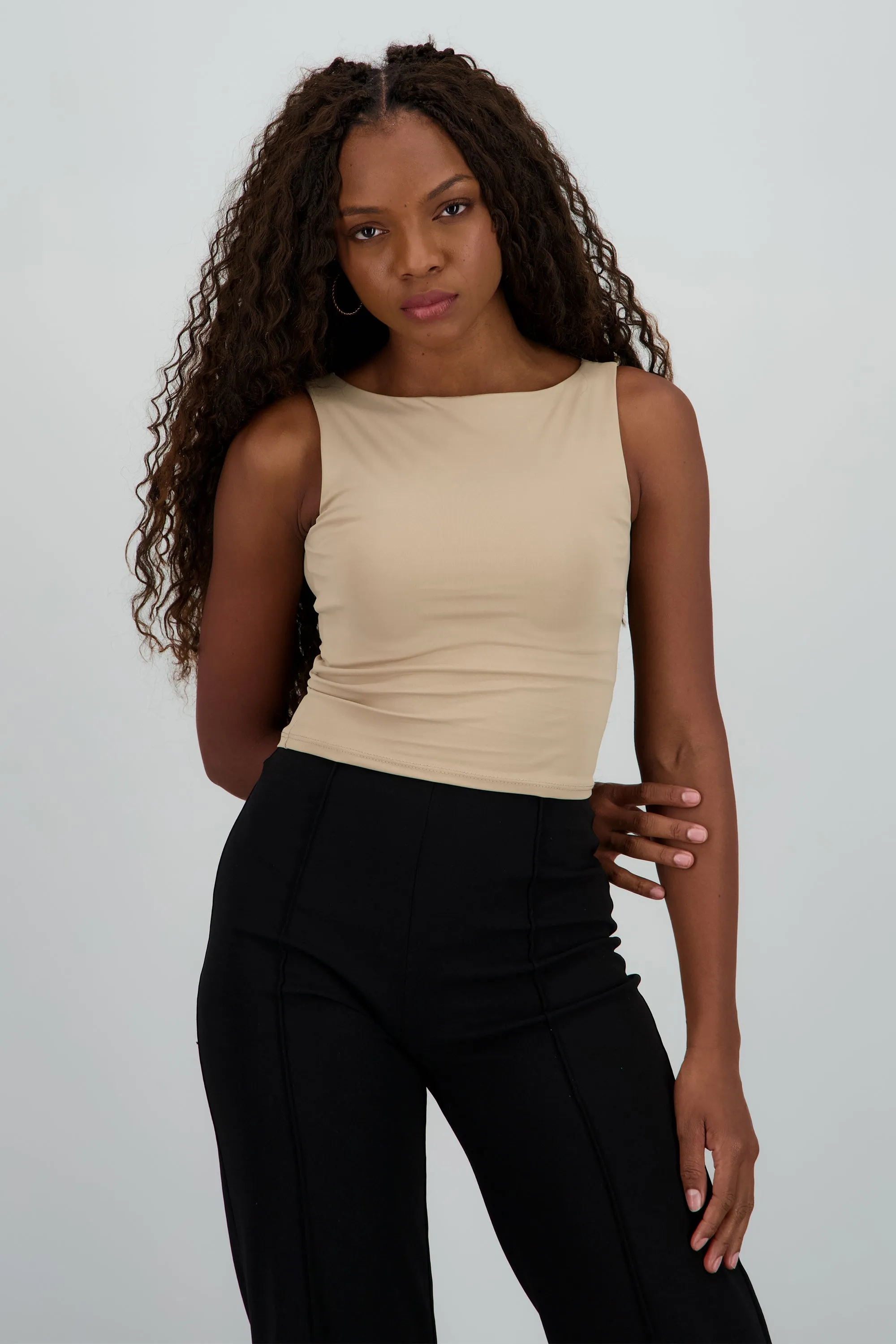 Top corto escote recto sin manga sold by Shasa