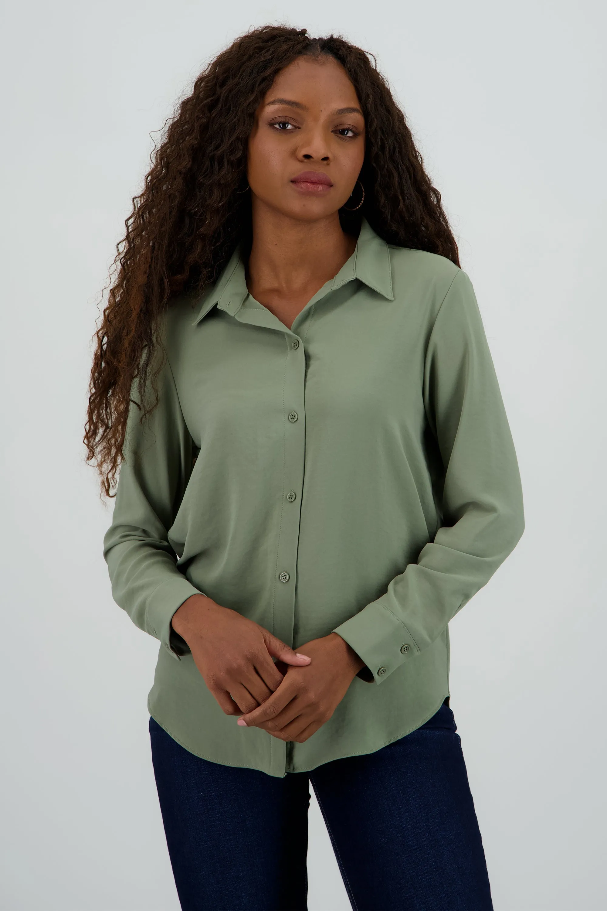 Camisa lisa manga larga botones sold by Shasa