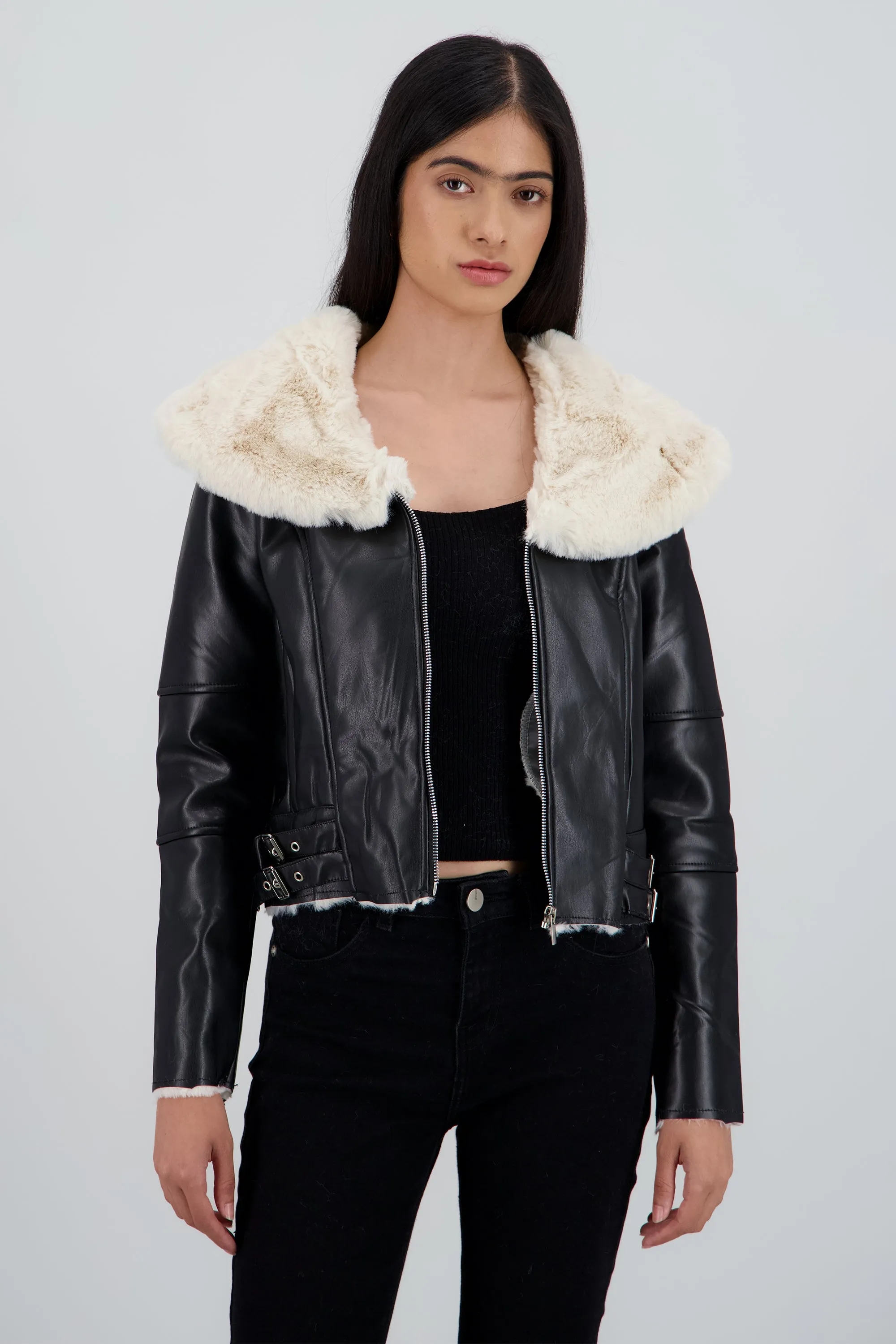 Chamarra pu con cuello de peluche sold by Shasa